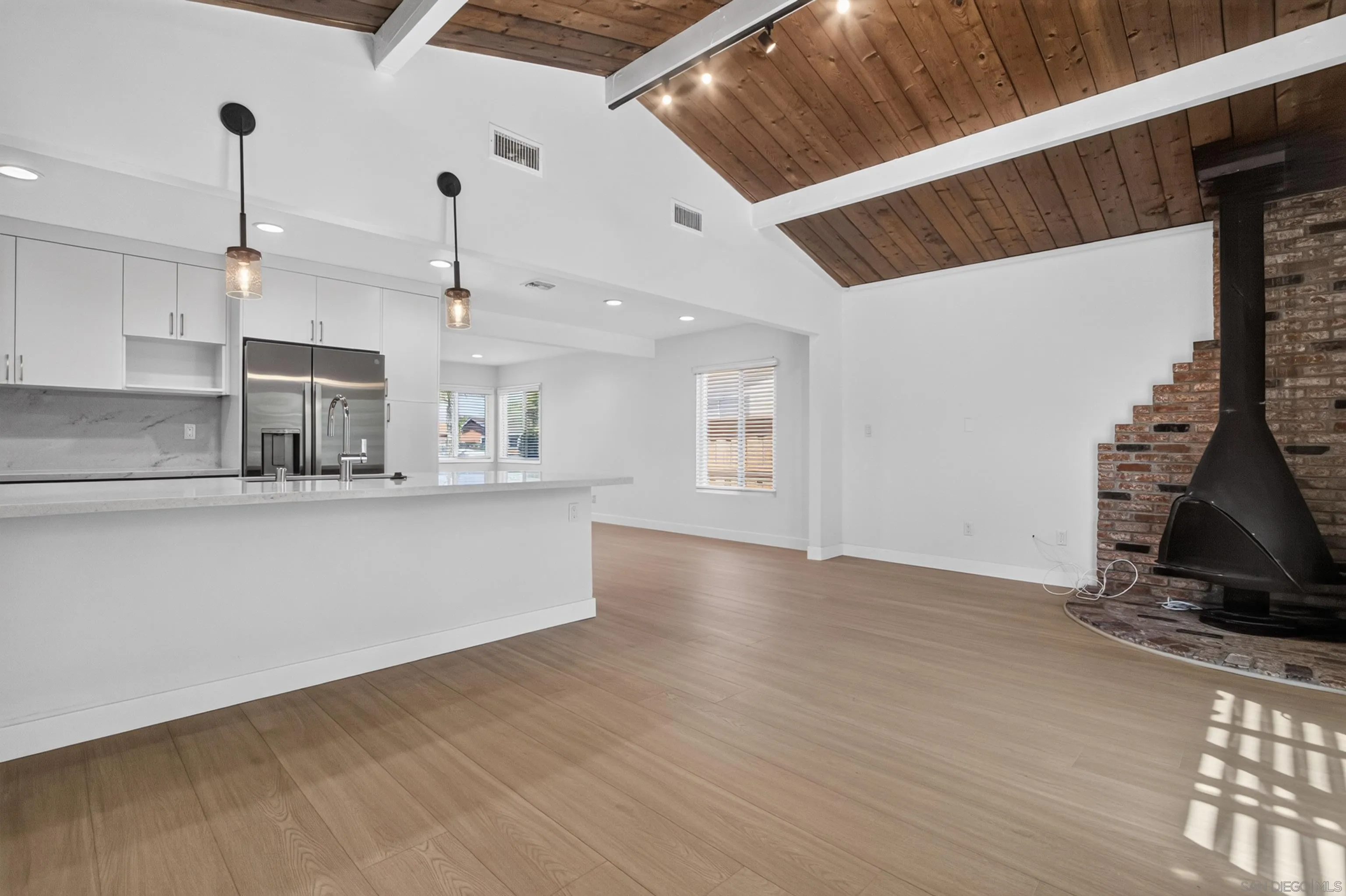 https://cdn.realtyfeed.com/cdn/127/260019461/1b5adec78378b382d7c8bf3dd7801d01.webp