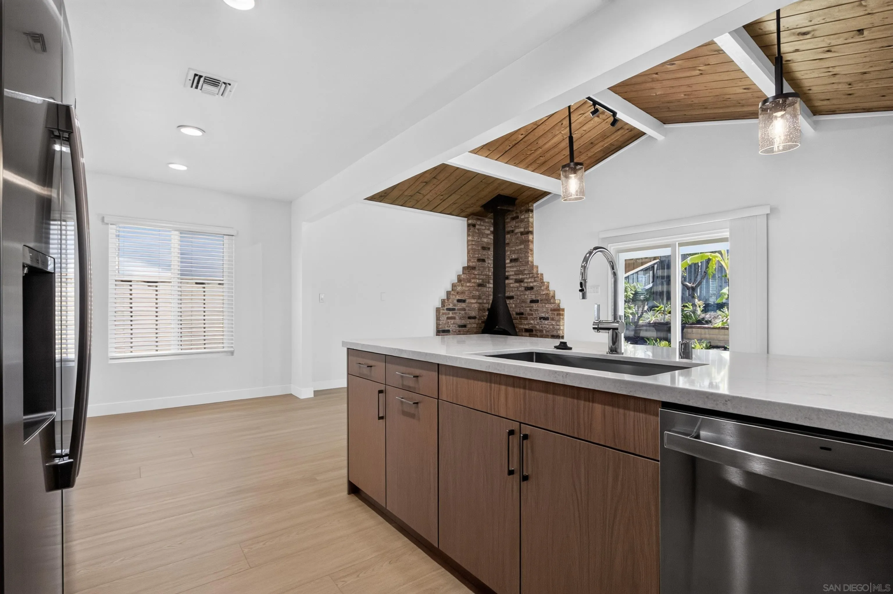 https://cdn.realtyfeed.com/cdn/127/260019461/23c95fdcbbbaf24e86d72b93a12deb77.webp