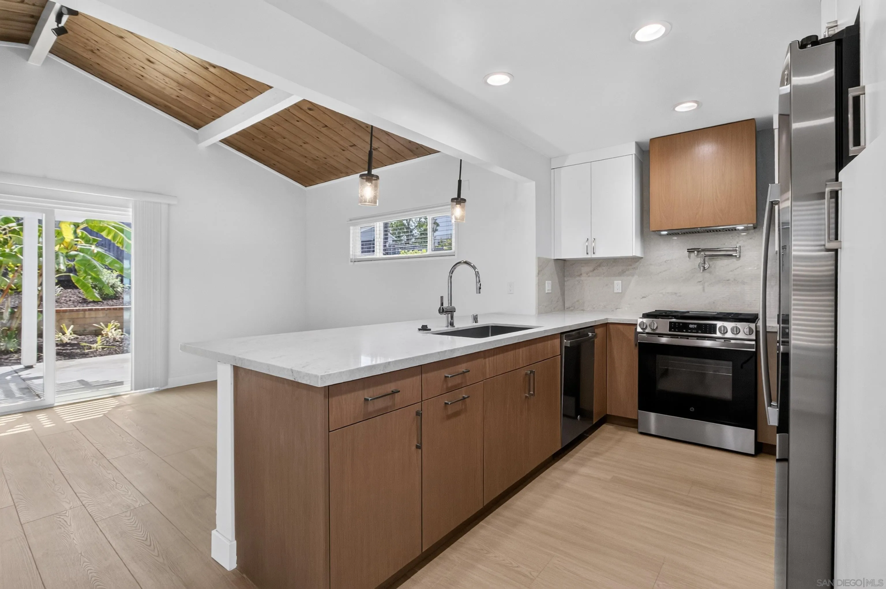 https://cdn.realtyfeed.com/cdn/127/260019461/2a2247f4bda23314f40b28fef6b29451.webp