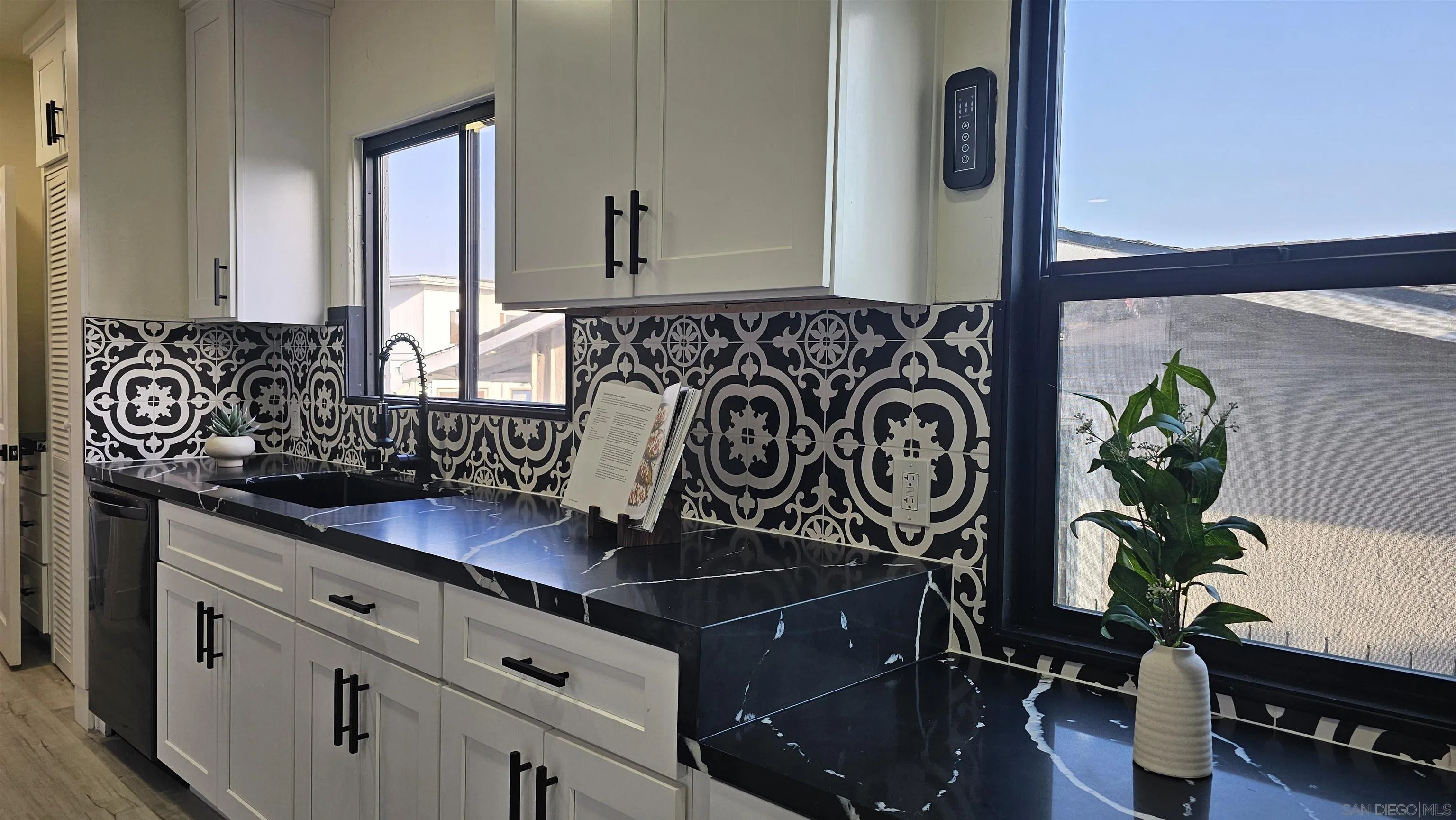 https://cdn.realtyfeed.com/cdn/127/260019463/e5f0cd021b174dfc9af331ff90c8988d.webp