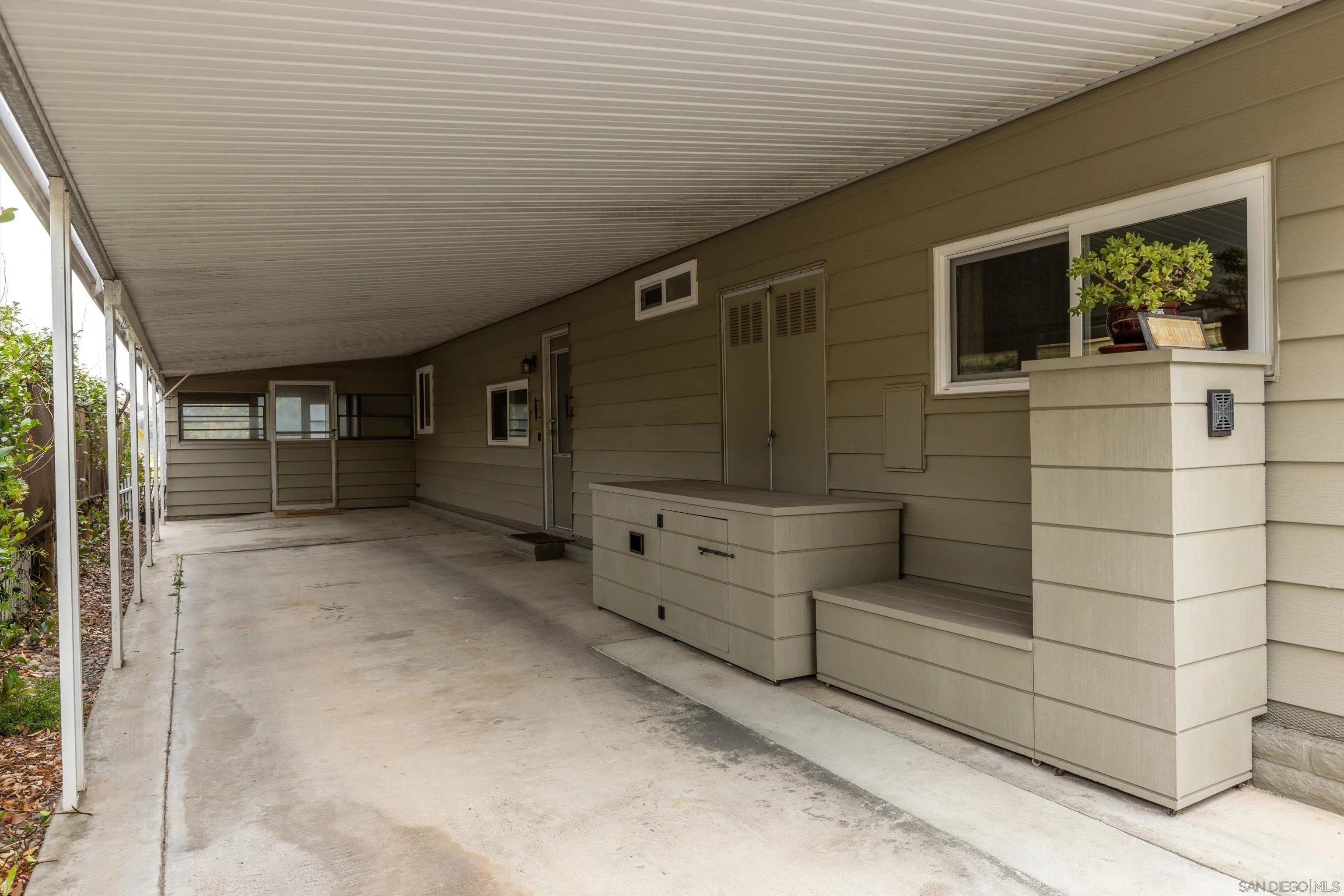 https://cdn.realtyfeed.com/cdn/127/260019471/db8544fe423c290ec99c5917e61071e0.webp