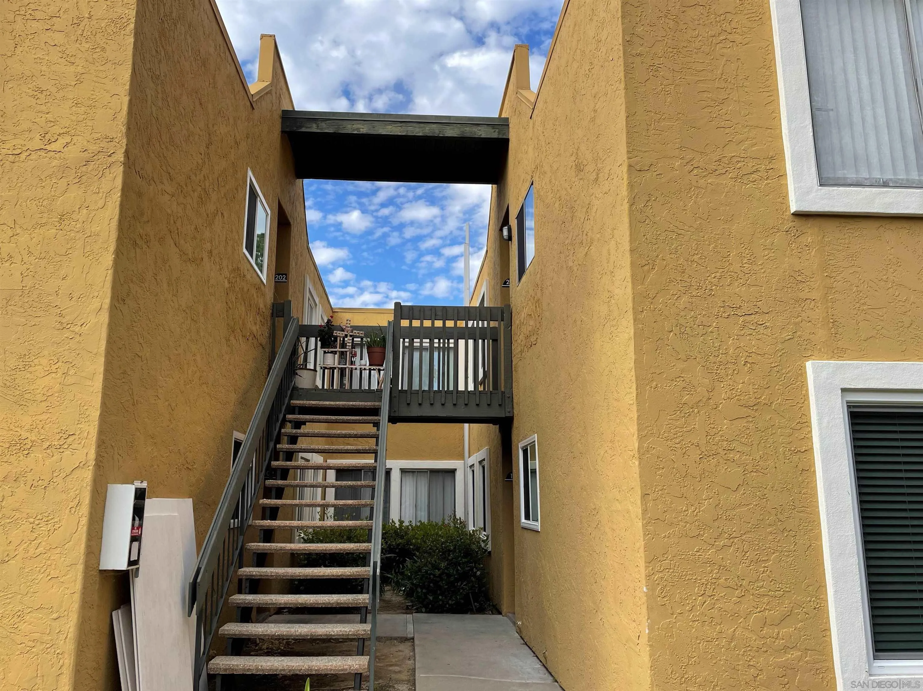 https://cdn.realtyfeed.com/cdn/127/260019472/c27ff51f1ab0d07e811df6bbee081651.webp