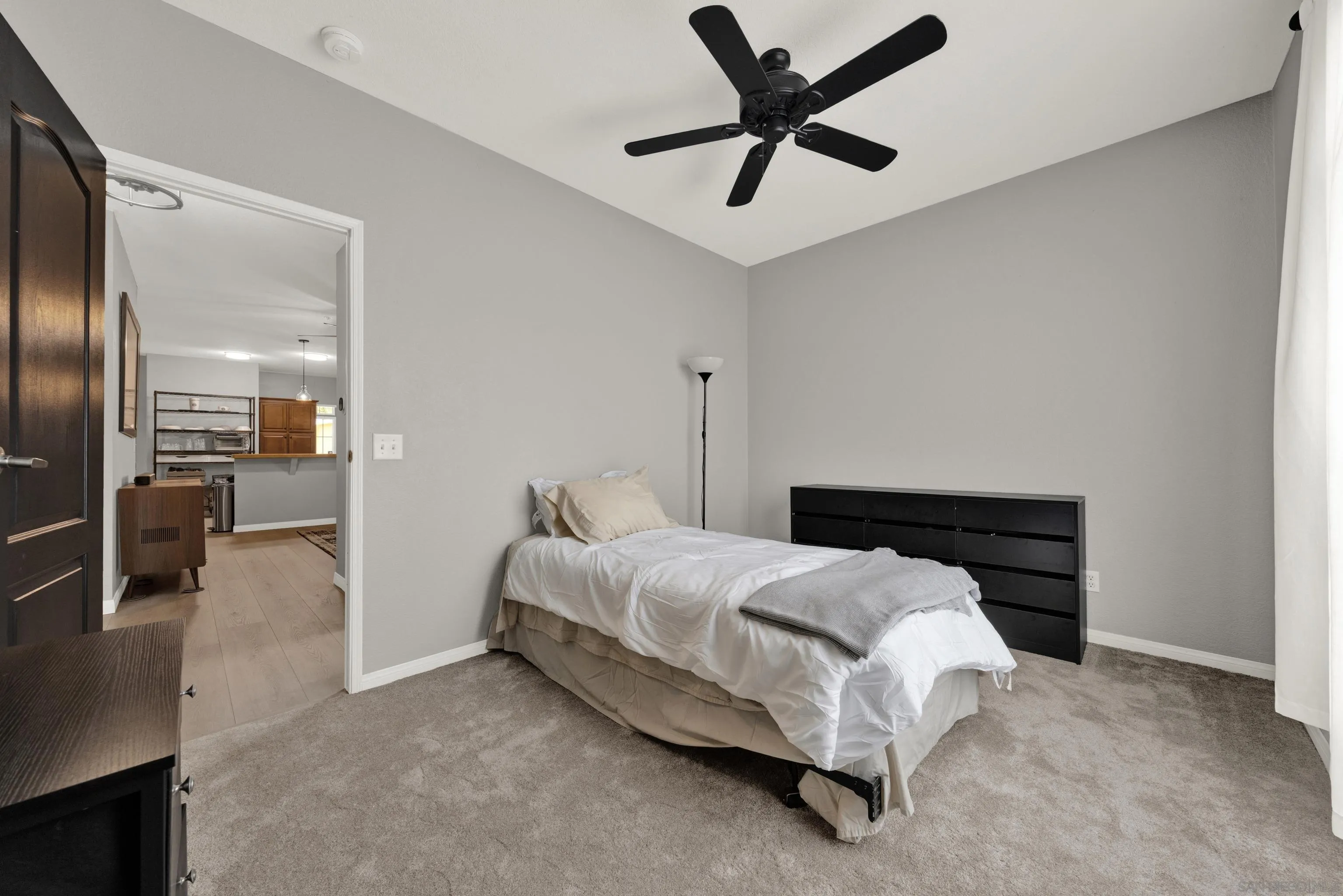 https://cdn.realtyfeed.com/cdn/127/260019481/8cd6eeb5fbbb6c50fb7f8d661819a3b5.webp