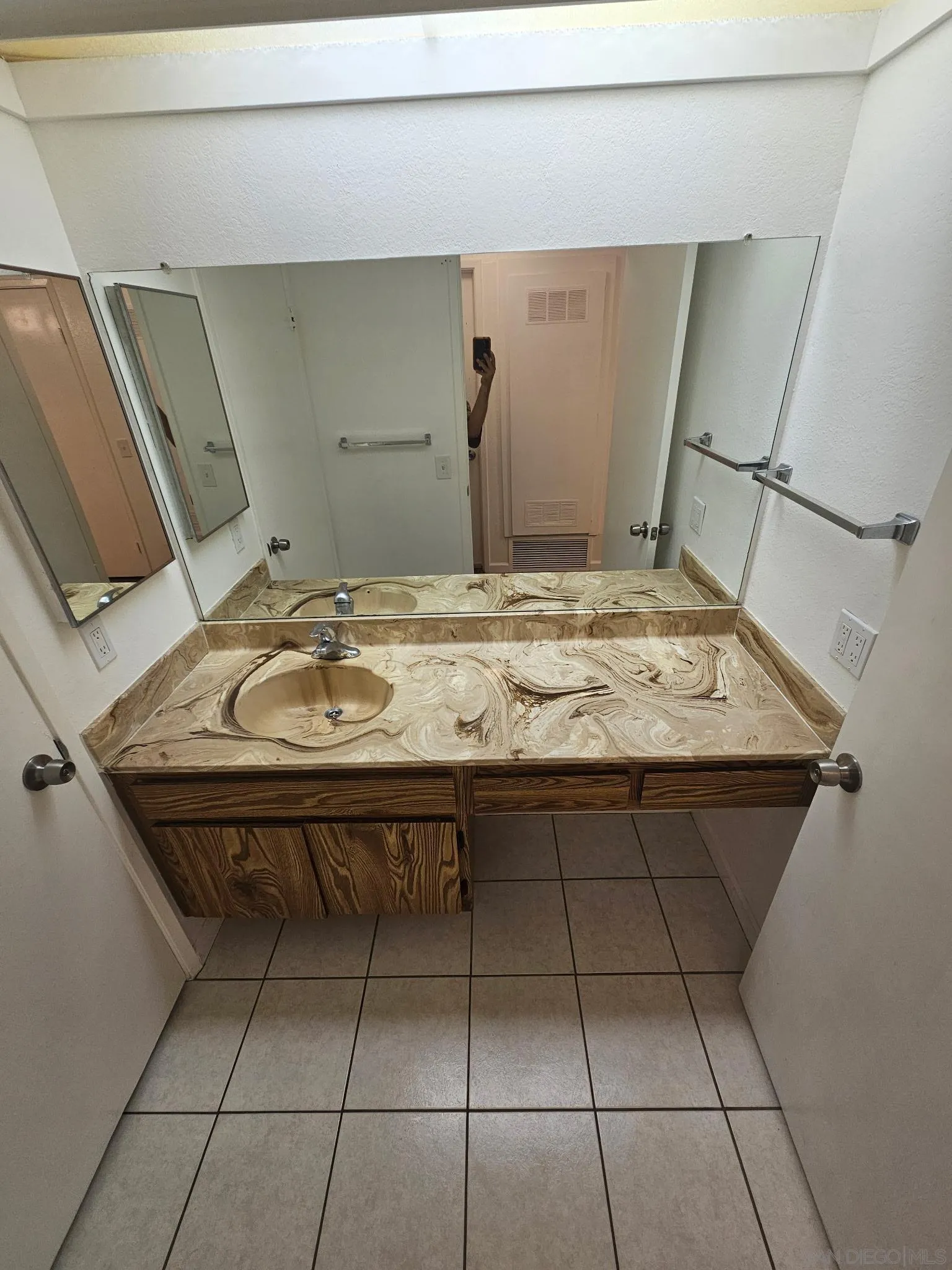https://cdn.realtyfeed.com/cdn/127/260019492/bb98fc0516ec6ca132bc334fdcbc1dc8.webp