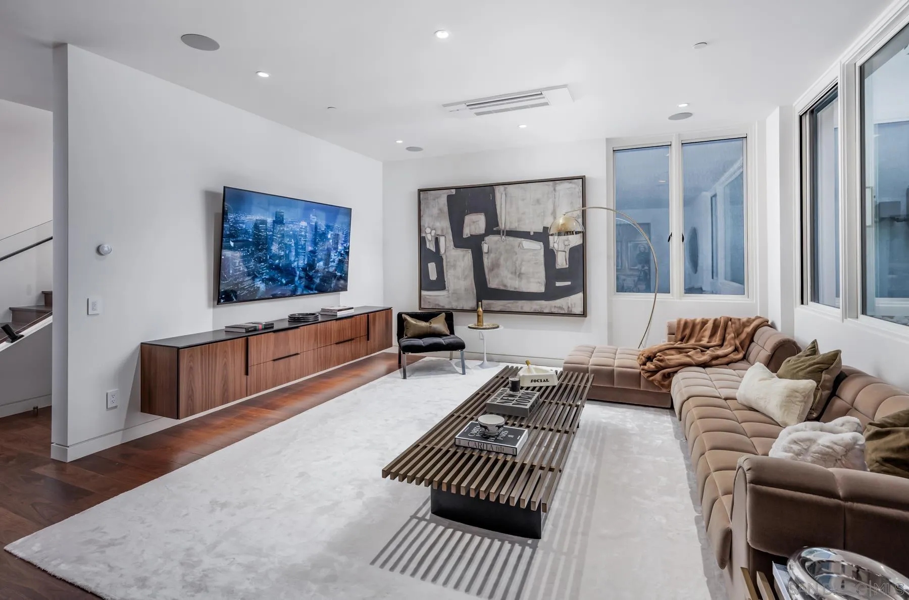 https://cdn.realtyfeed.com/cdn/127/260019524/2129d07c1ba3cff1637a75e0d5618be8.webp