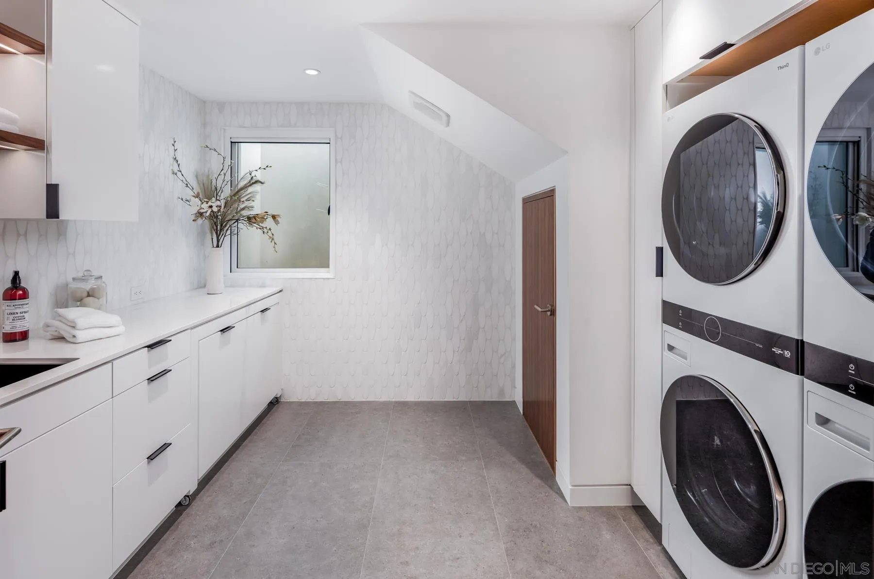 https://cdn.realtyfeed.com/cdn/127/260019524/db375106f832d770bf146bda6176063e.webp