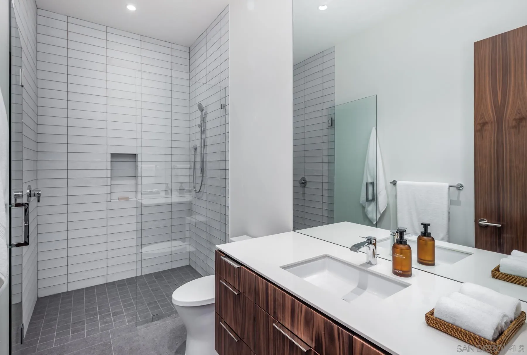 https://cdn.realtyfeed.com/cdn/127/260019524/fe02b71526b40c32436c5ca6dc76e95e.webp