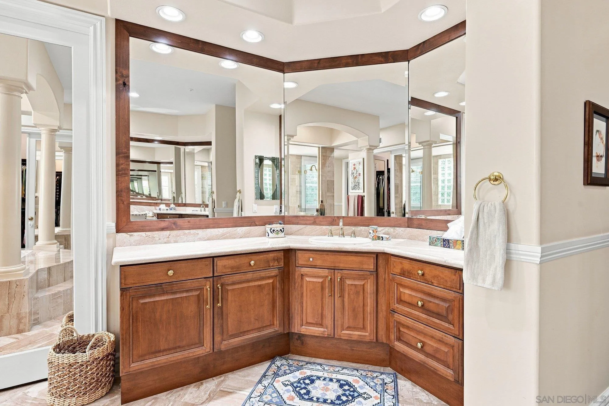 https://cdn.realtyfeed.com/cdn/127/260019526/17c870918237fc8c5718e6596b04c781.webp