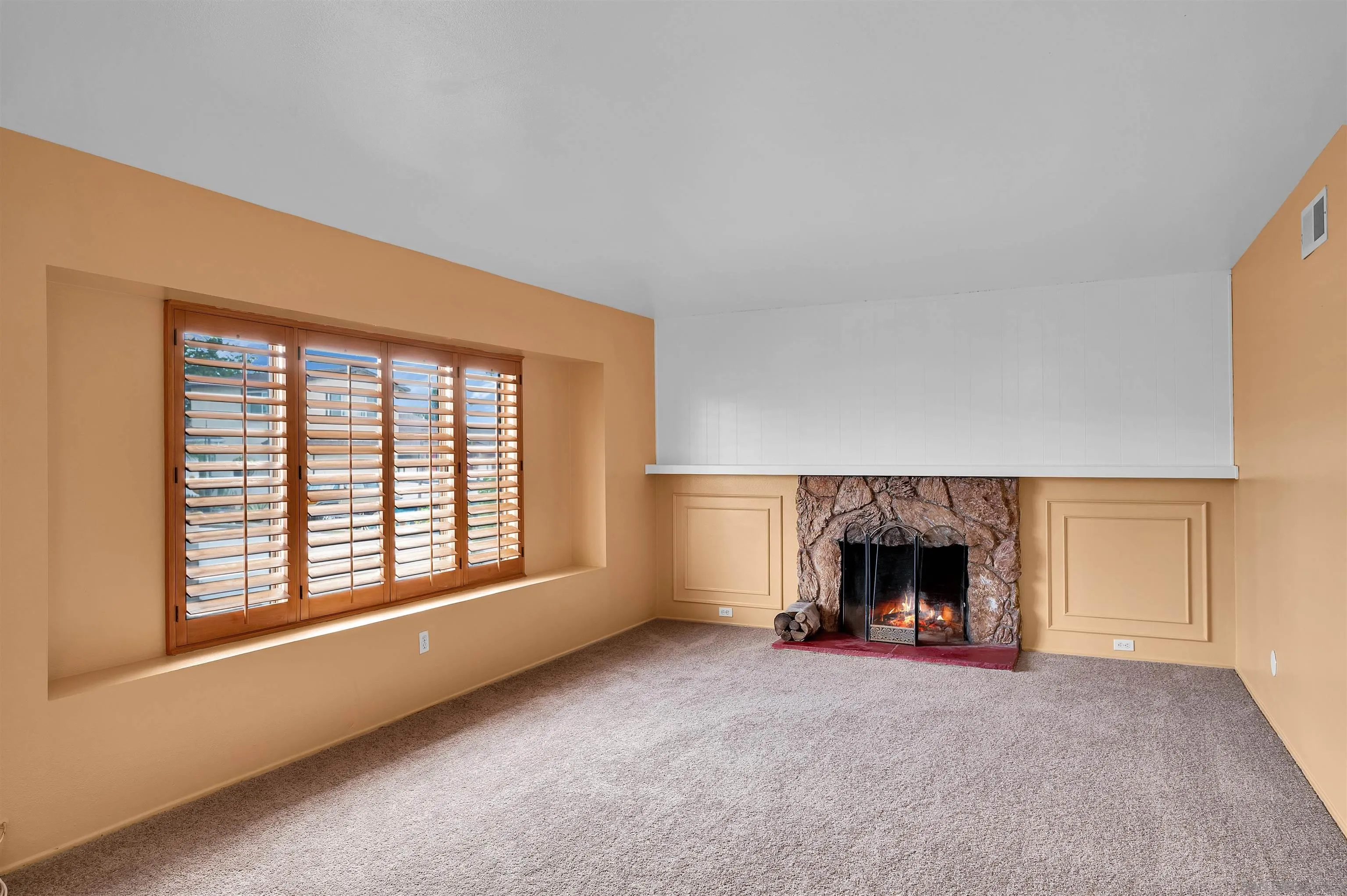 https://cdn.realtyfeed.com/cdn/127/260019533/6b163909f389fab7df7fda44c0f12d49.webp