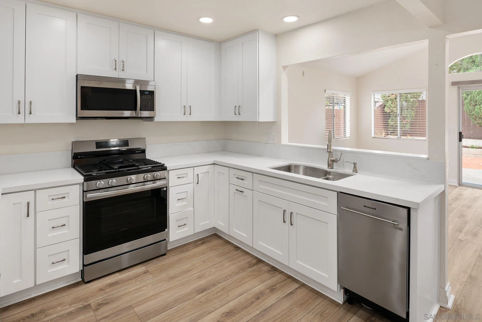https://cdn.realtyfeed.com/cdn/127/260019539/2f60f4e2f9b388872033931dabd507ff.webp