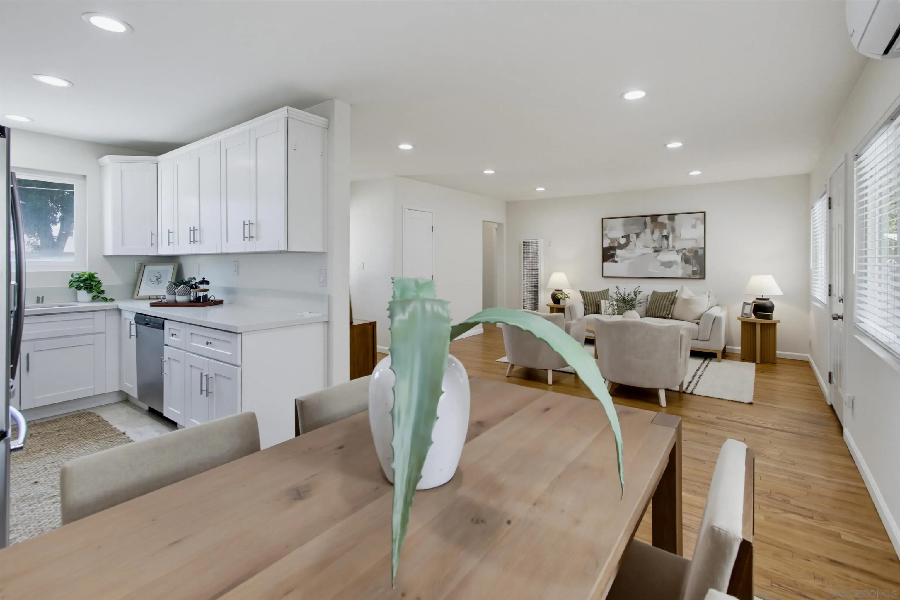 https://cdn.realtyfeed.com/cdn/127/260019541/636f78146068e2323f97a21bf89bea23.webp