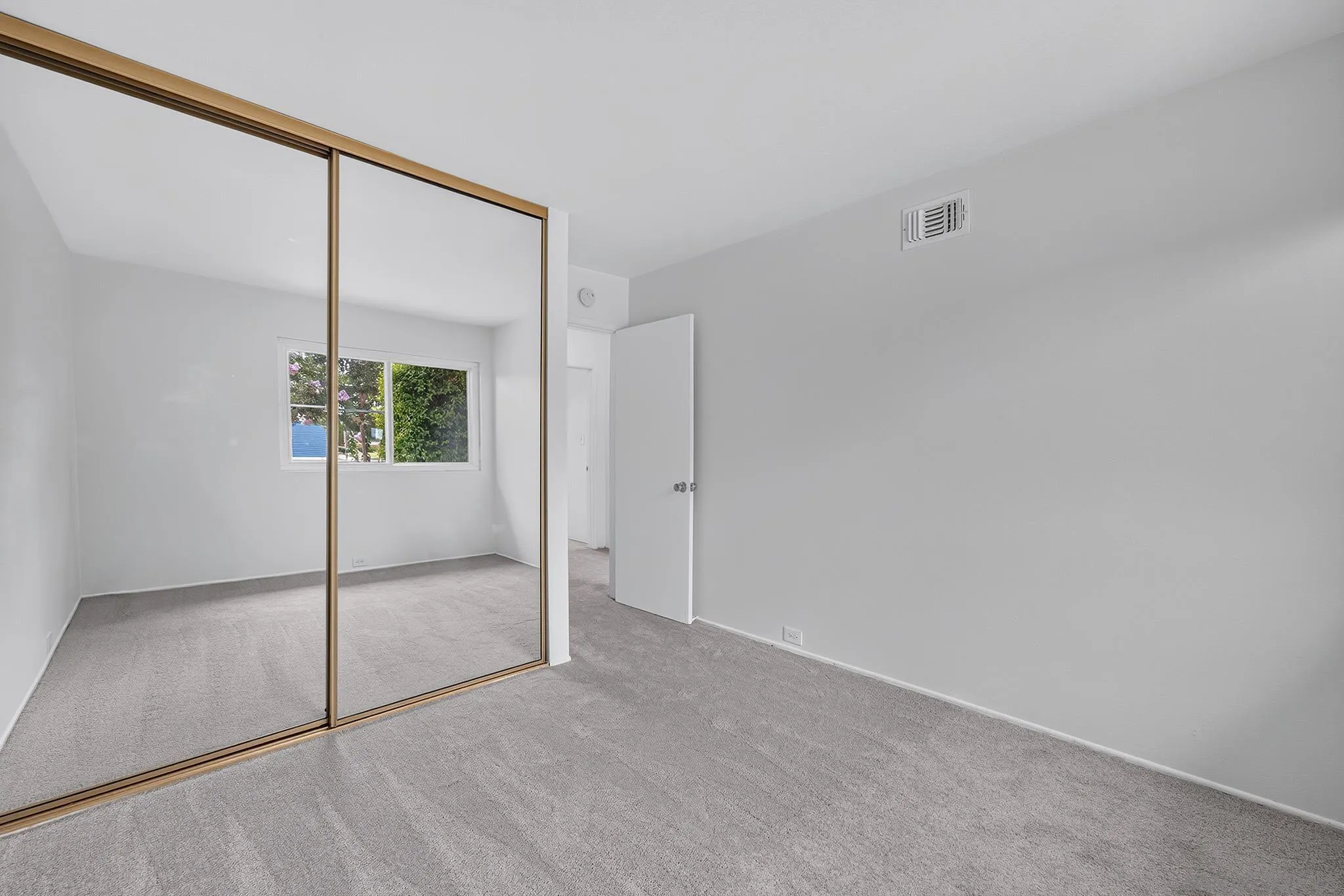 https://cdn.realtyfeed.com/cdn/127/260019553/934a4279a41fe5f1ef5dc1eea1497d76.webp