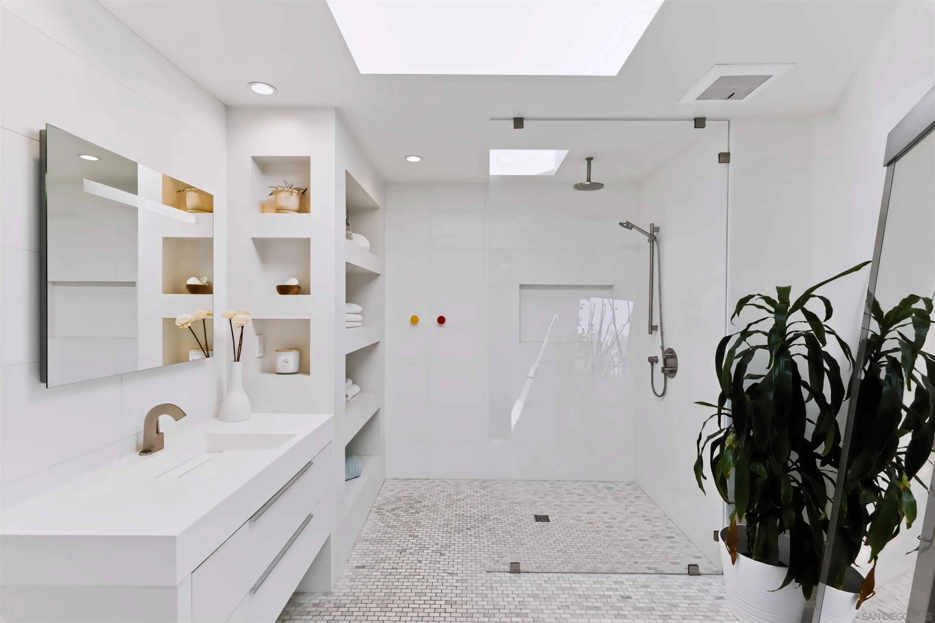 https://cdn.realtyfeed.com/cdn/127/260019559/34550b17ff4d841c026db9cff07fdcf0.webp