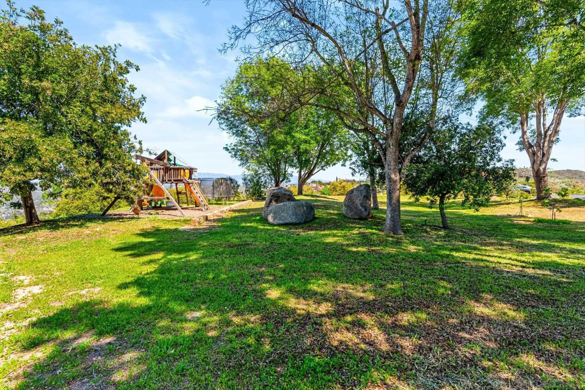 https://cdn.realtyfeed.com/cdn/127/260019559/369acc3b07818f45ea00bfe358bebdc9.webp