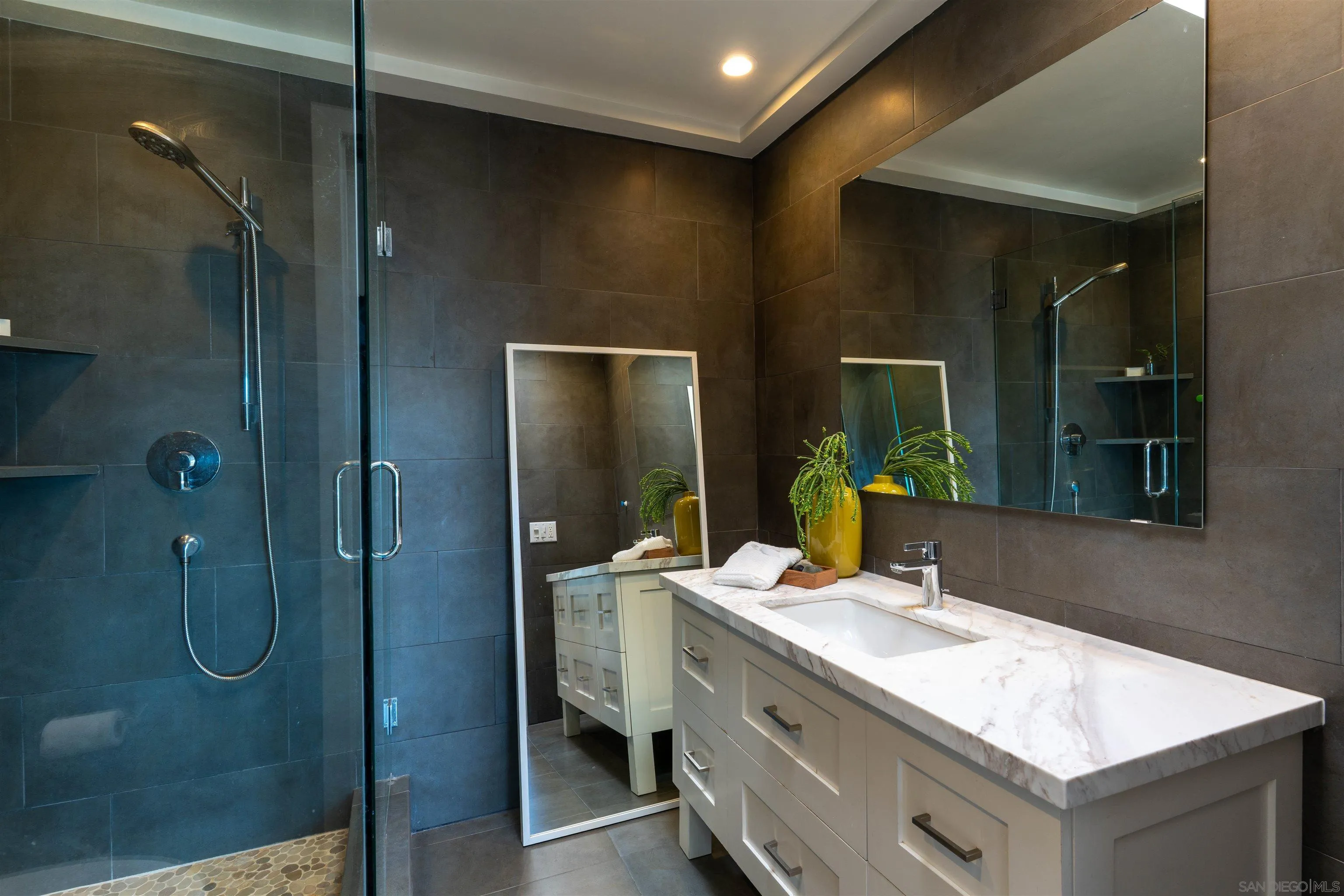 https://cdn.realtyfeed.com/cdn/127/260019559/714da467376baf4bc19436dc8fe051ee.webp