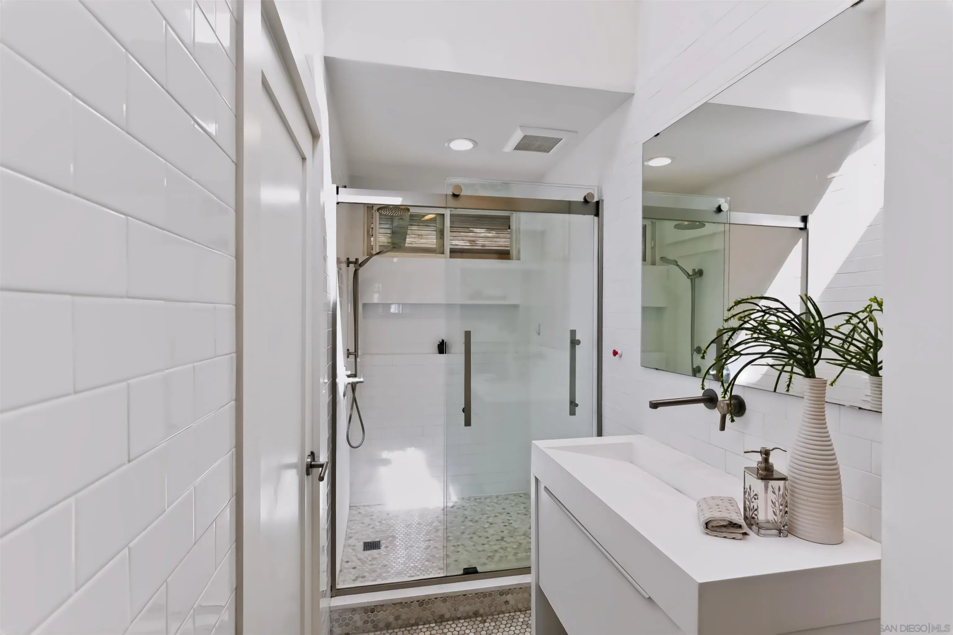 https://cdn.realtyfeed.com/cdn/127/260019559/f4f538bced4022938894f89288f08165.webp