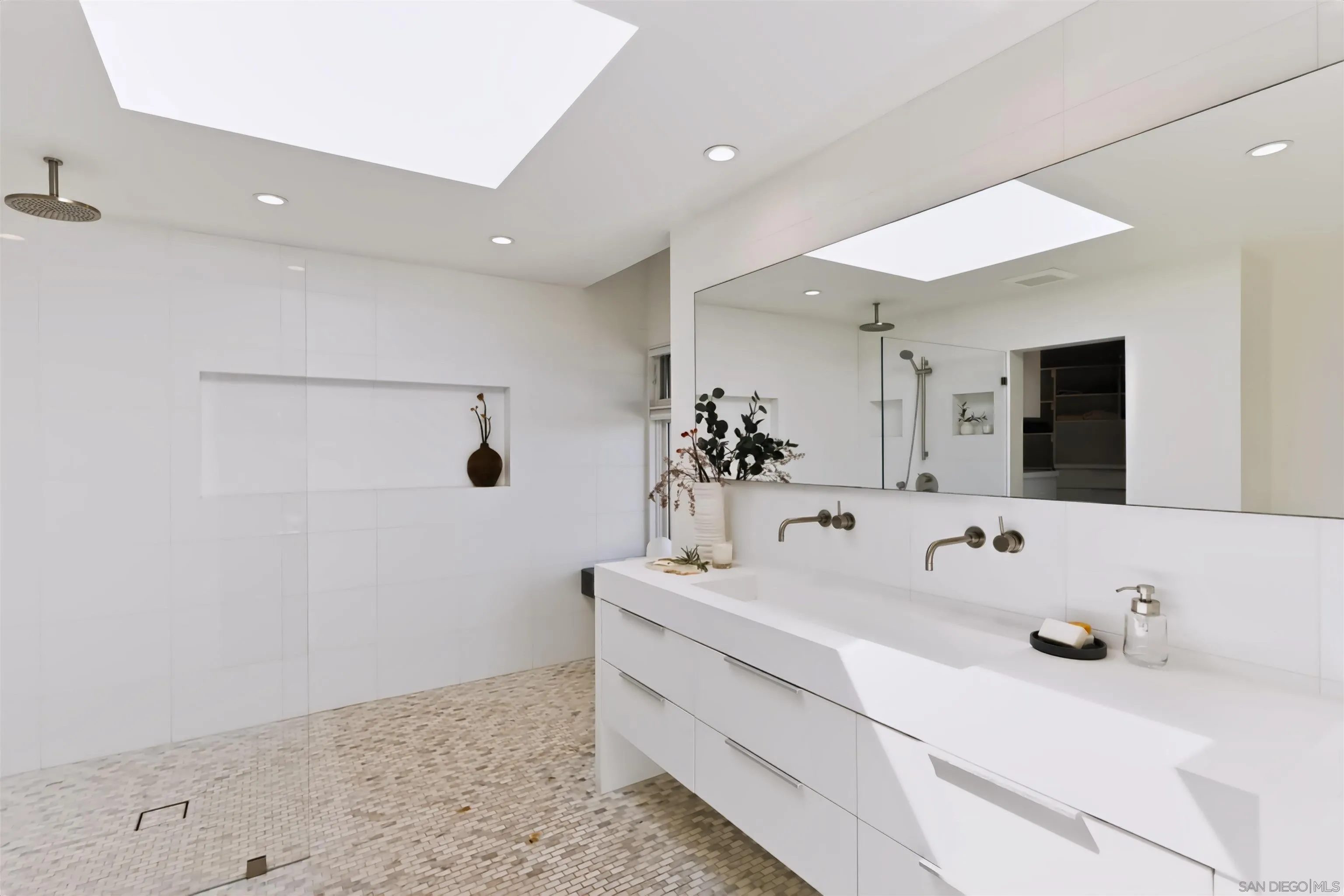 https://cdn.realtyfeed.com/cdn/127/260019559/fe489090fd5f3c03458b720009ec91d5.webp