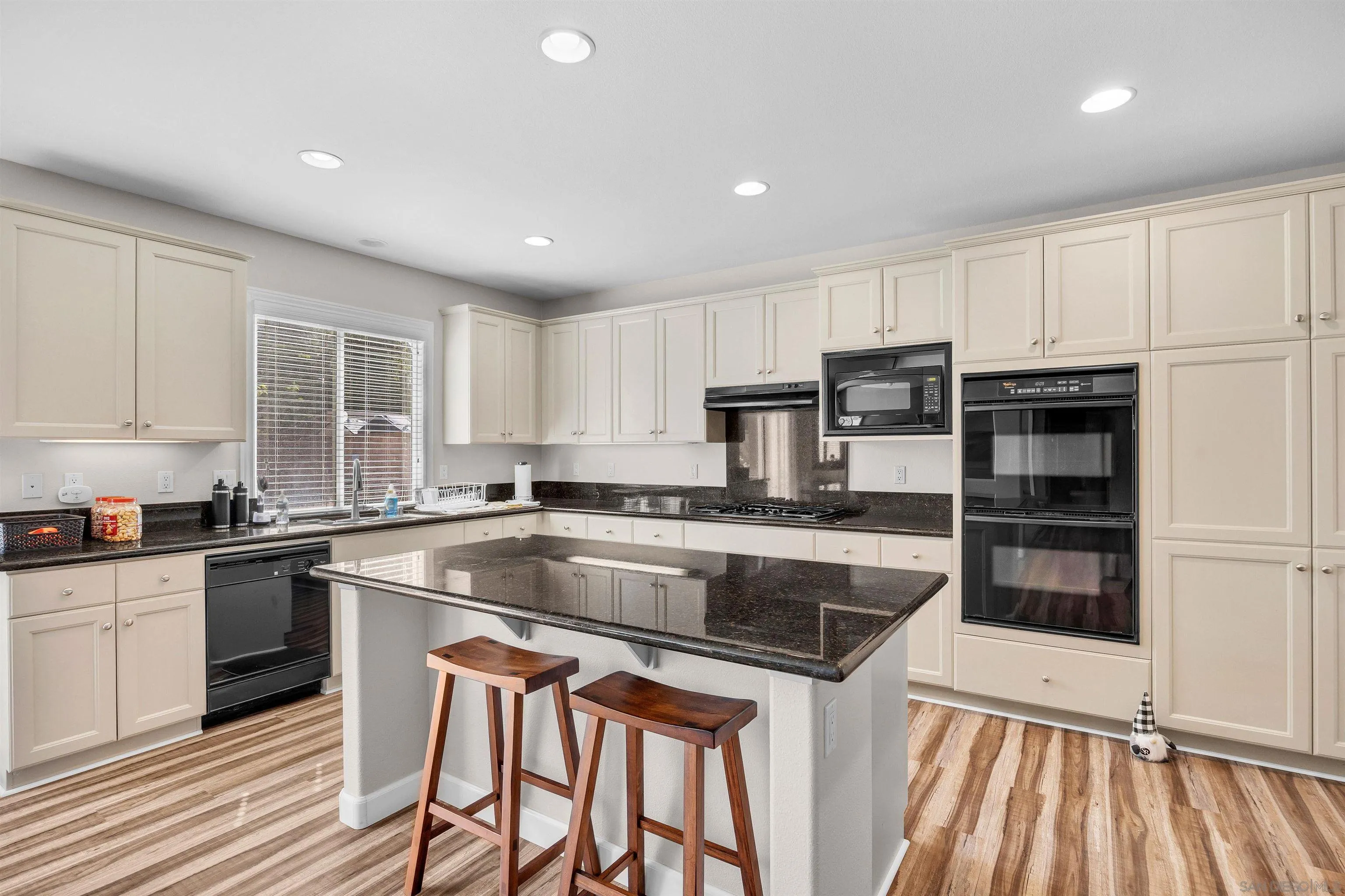 https://cdn.realtyfeed.com/cdn/127/260019564/0d8cc106b6fae2de86aa93b2a6c89325.webp