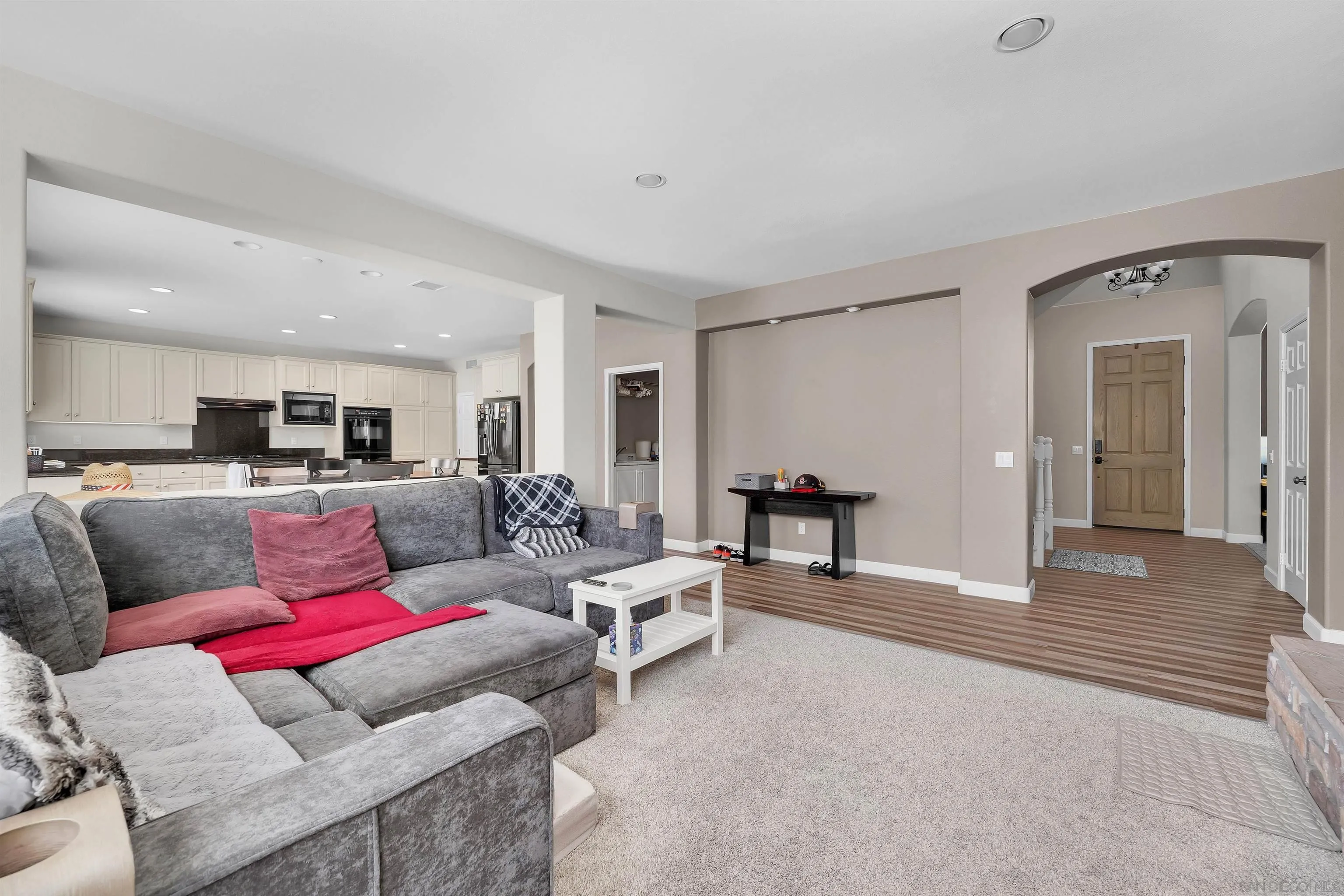 https://cdn.realtyfeed.com/cdn/127/260019564/4d8649f1fb6900939f4bfaf937422846.webp