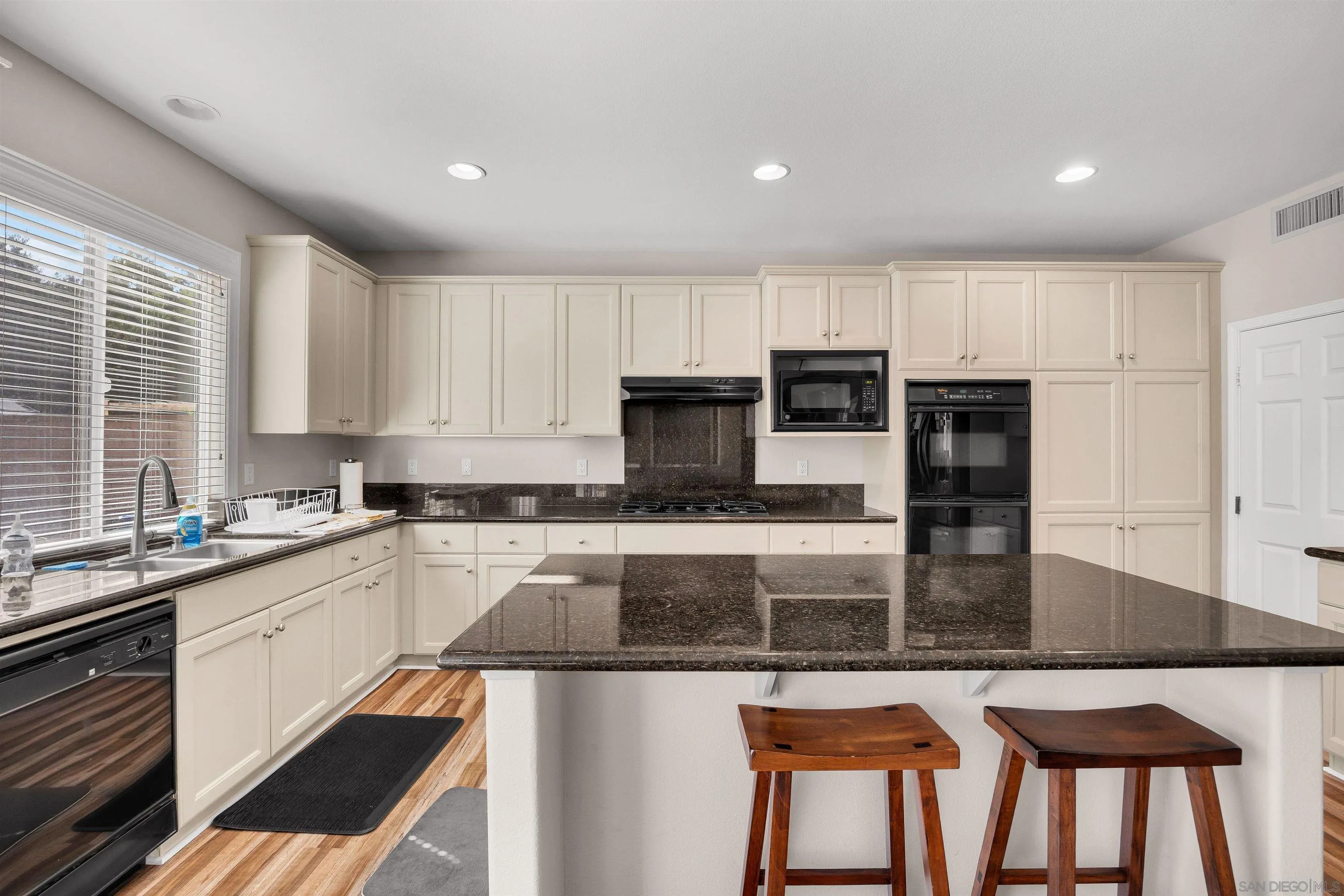 https://cdn.realtyfeed.com/cdn/127/260019564/61b035e91336043eb7c925345ddff7cf.webp
