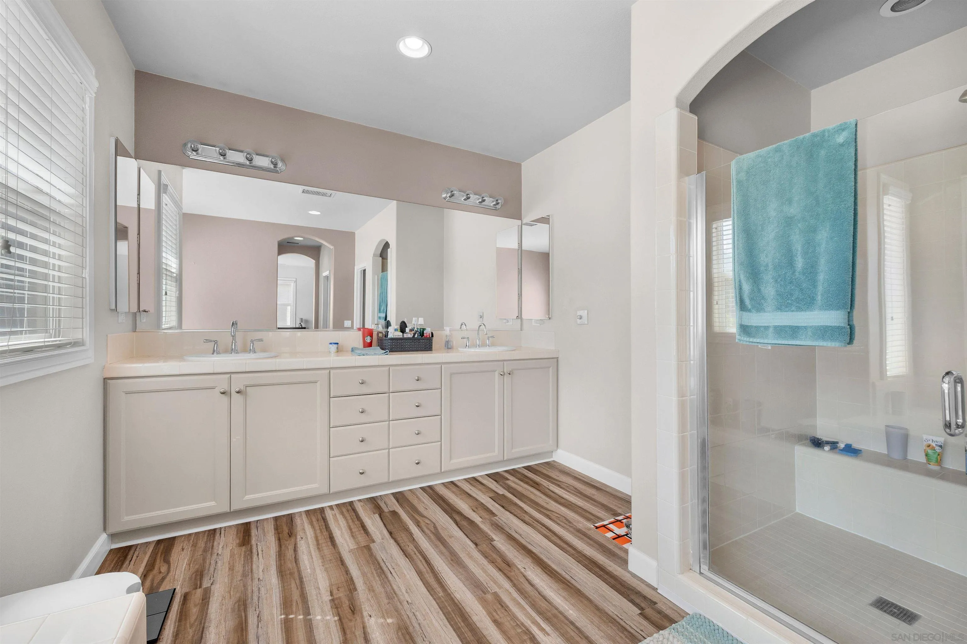 https://cdn.realtyfeed.com/cdn/127/260019564/efe32e750d978337862225cf7d411b01.webp