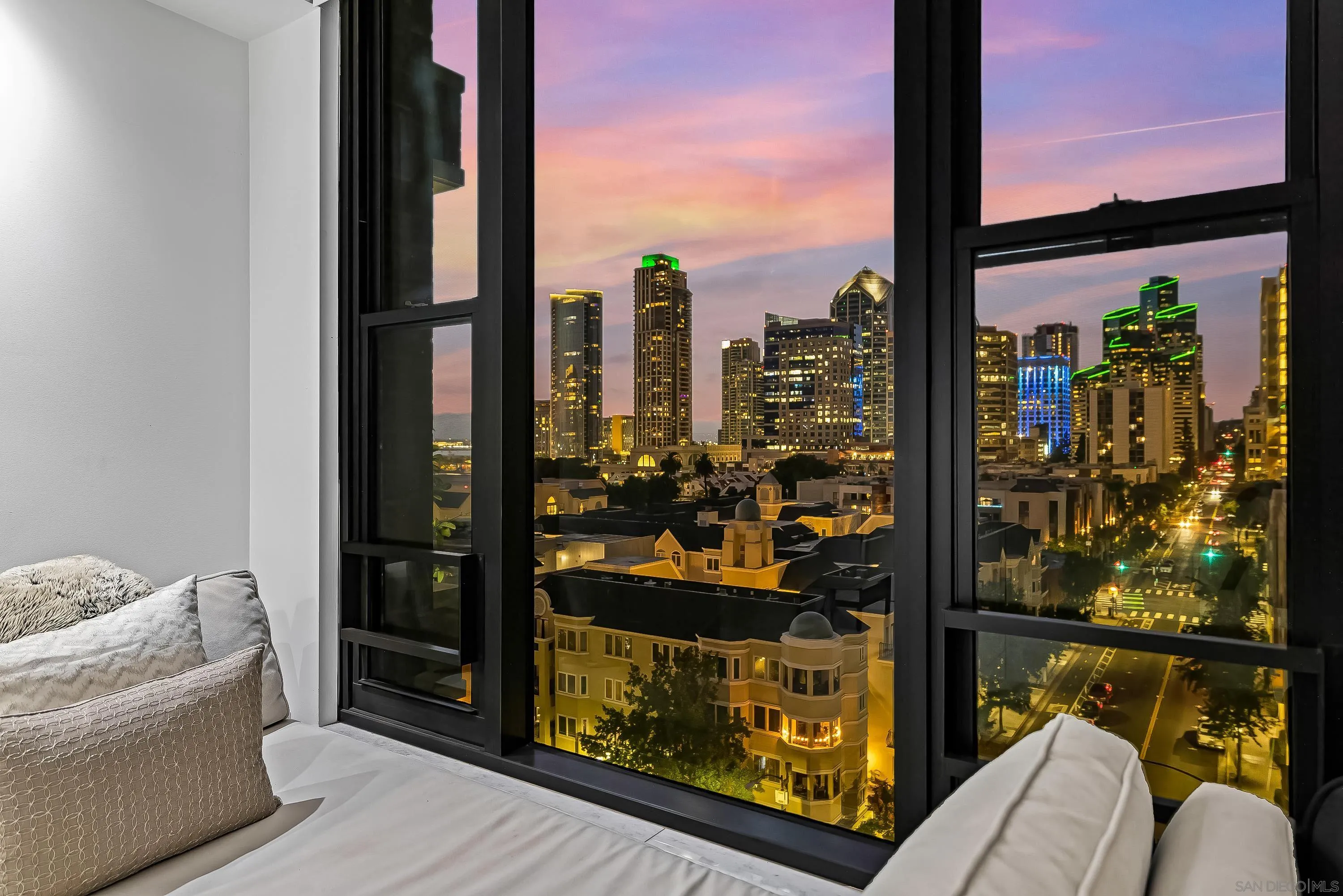 https://cdn.realtyfeed.com/cdn/127/260019566/786bd40d254c6acff09fdb08c64aa5d3.webp