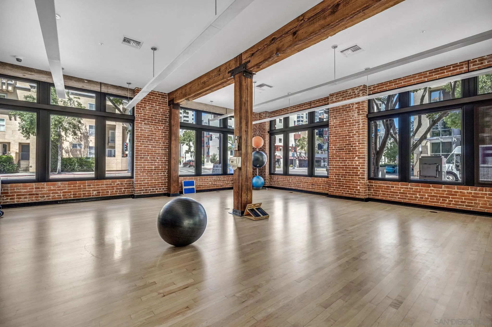 https://cdn.realtyfeed.com/cdn/127/260019566/8cc4d43c41a1a8f7276da3e3b1ec43ee.webp
