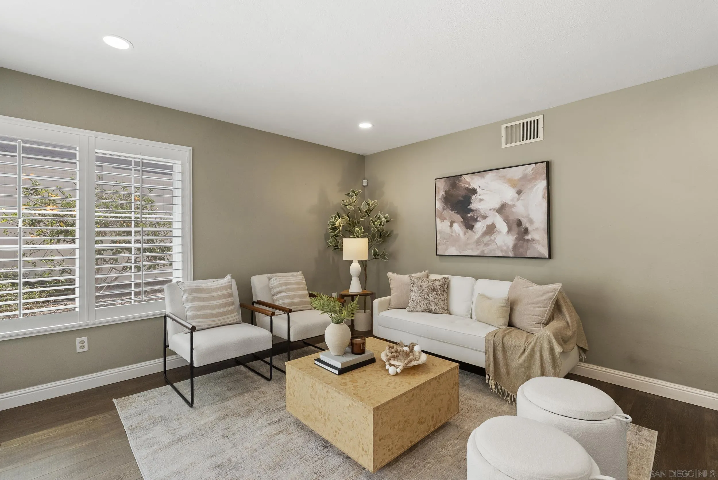 https://cdn.realtyfeed.com/cdn/127/260019568/1353fb7024f8f4cdf1b92a2c235f1dfa.webp