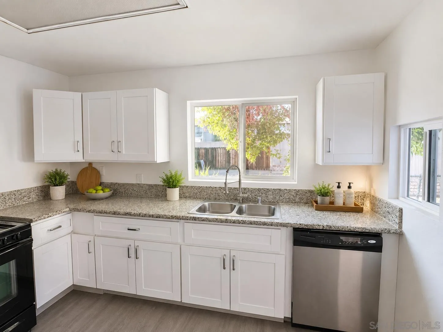 https://cdn.realtyfeed.com/cdn/127/260019573/939f930f3525d46d20c941745cf7add9.webp