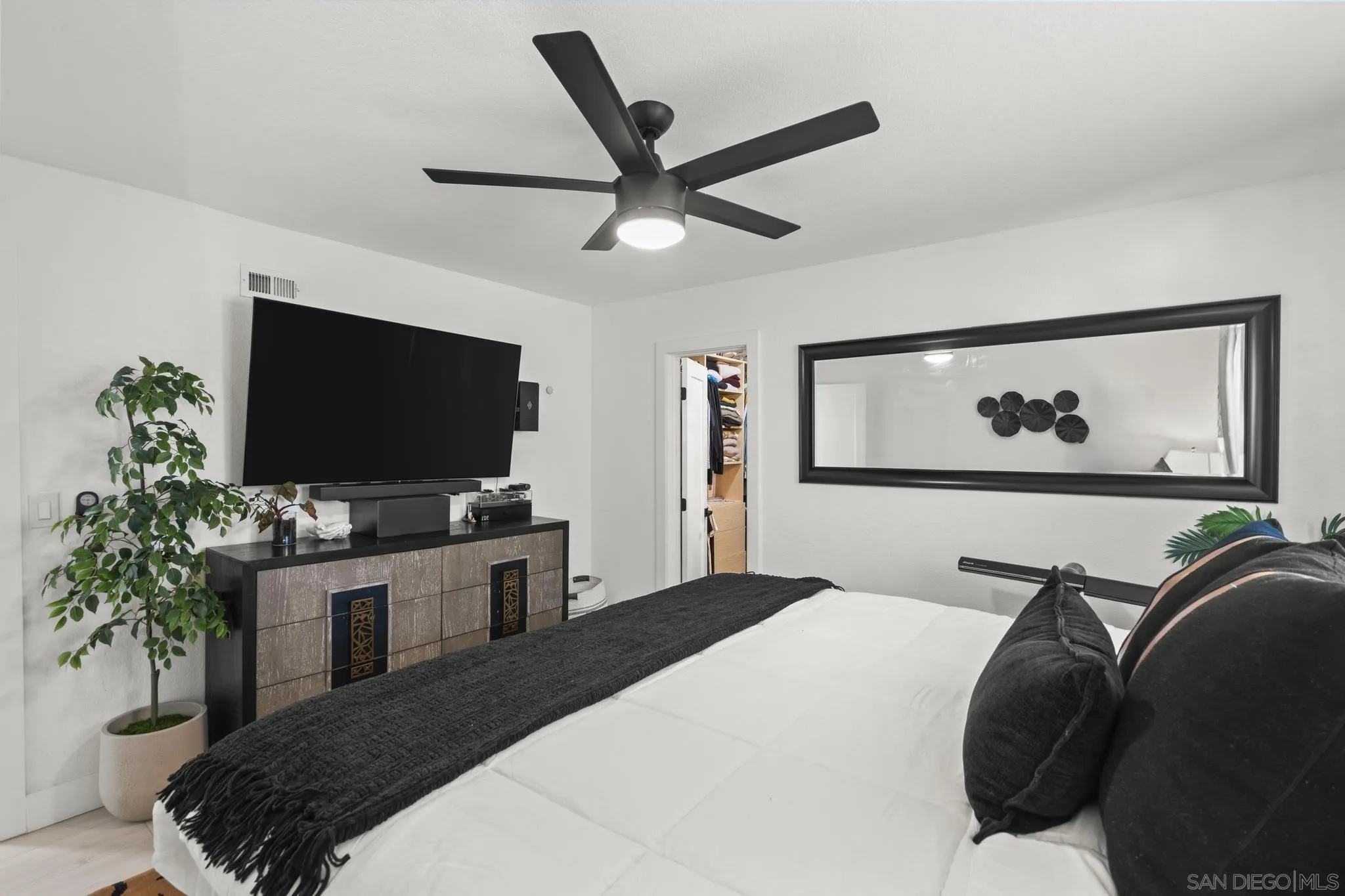 https://cdn.realtyfeed.com/cdn/127/260019576/e4987fa132c90faf8fe0eb3320eb0b15.webp