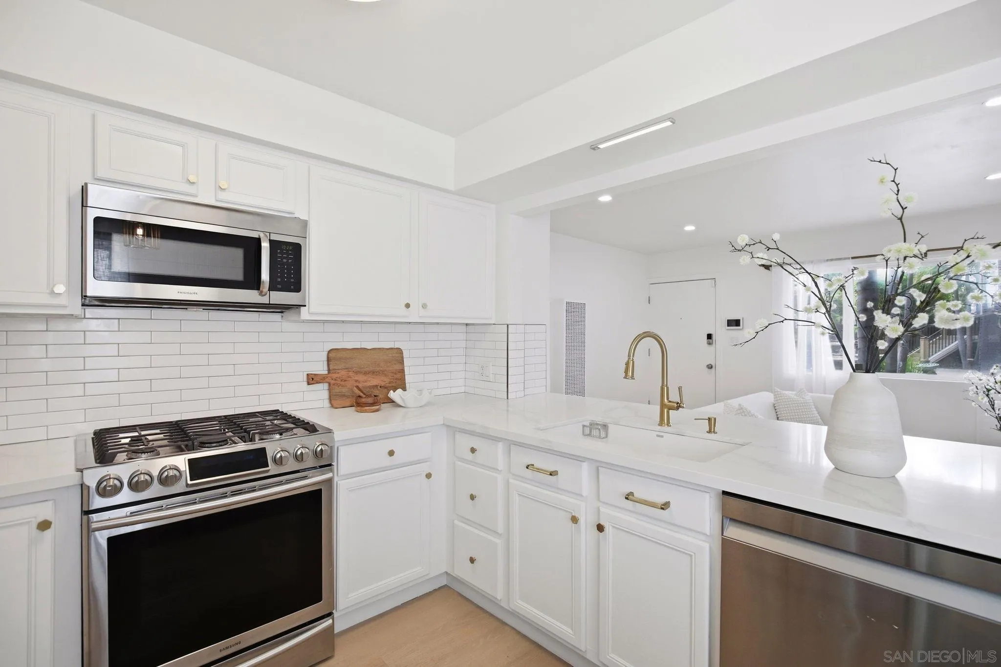 Photo #6: 260019579 Listing: Photo #6