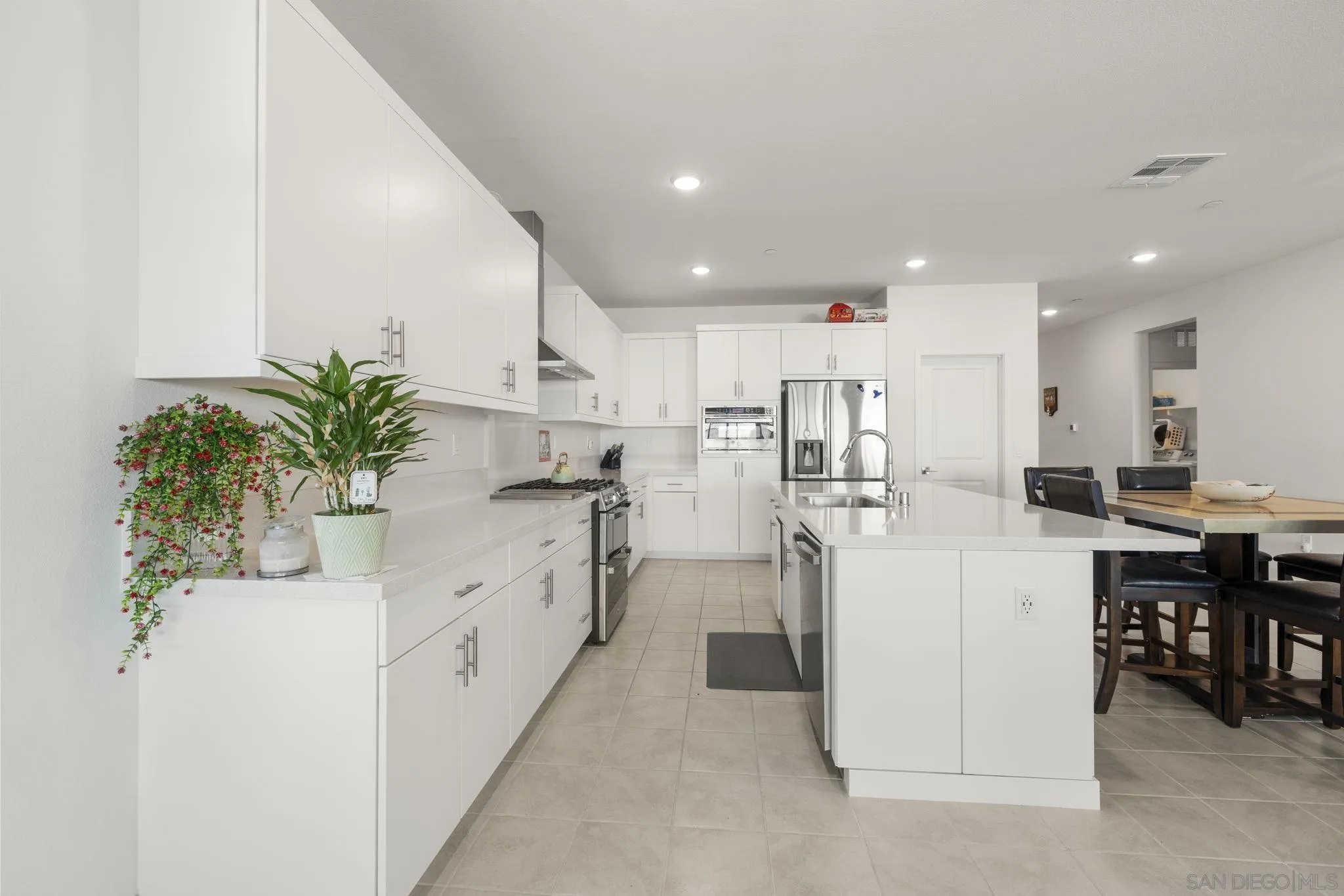 https://cdn.realtyfeed.com/cdn/127/260019590/1620e640f26b2a138b26b821a392cd41.webp