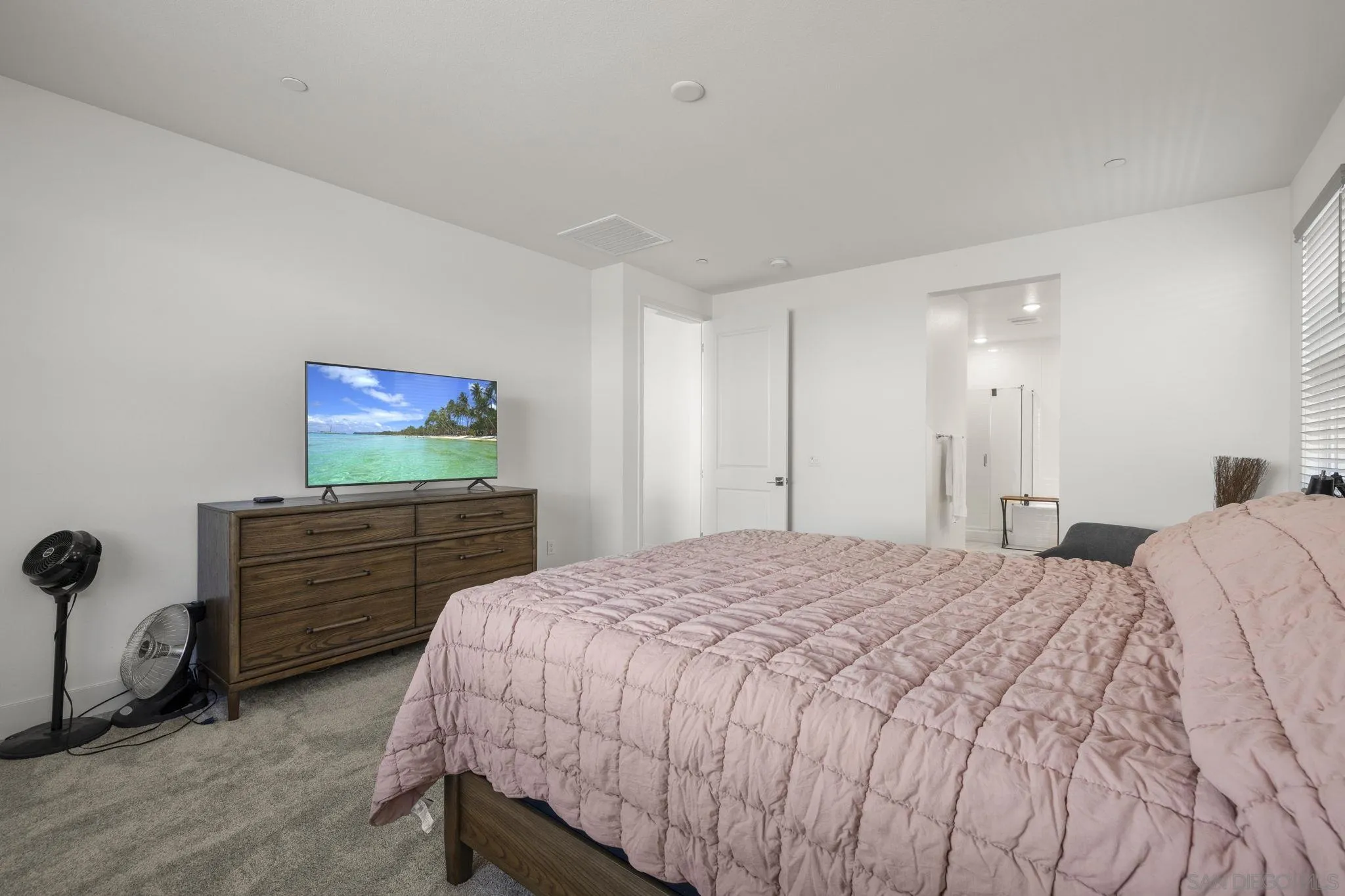 https://cdn.realtyfeed.com/cdn/127/260019590/815c0ed1482be2b743f70fdf61e60d21.webp