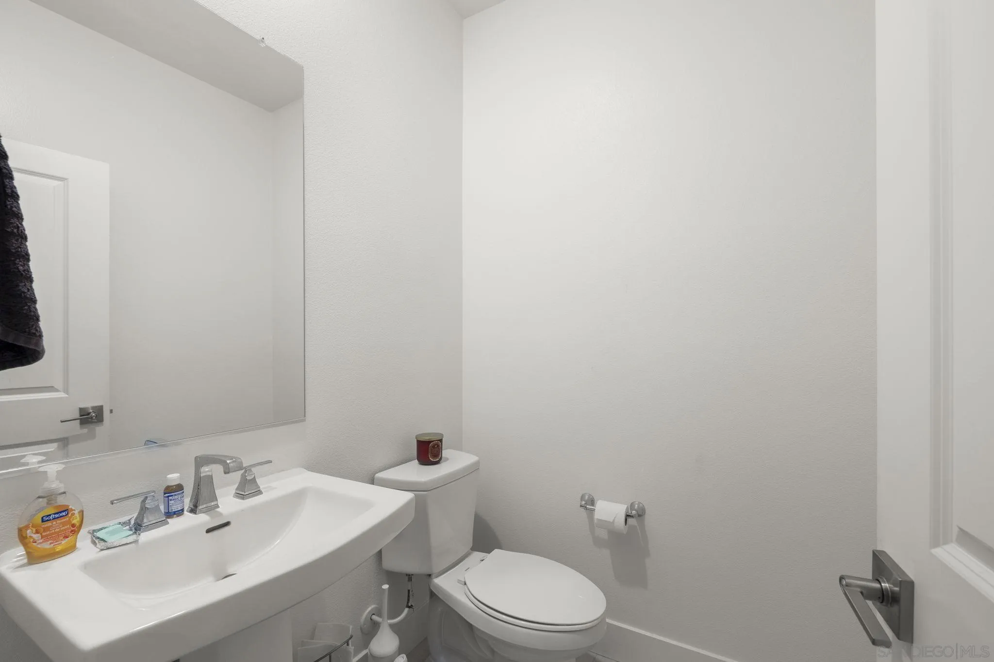 https://cdn.realtyfeed.com/cdn/127/260019590/85df50baf1a836ca21073ff38ad43817.webp