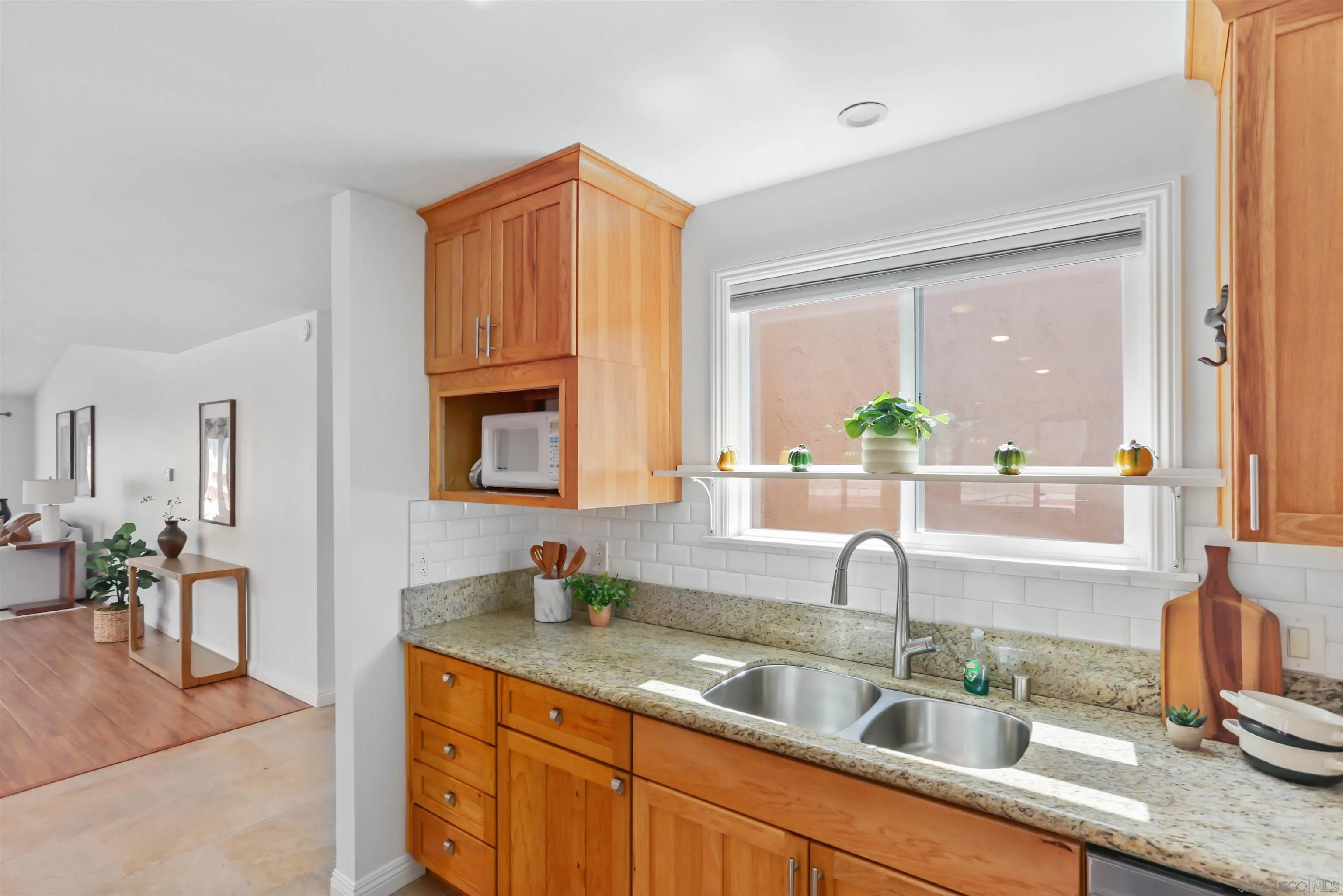 https://cdn.realtyfeed.com/cdn/127/260019592/74eef00daa5fa70b18792f4219897951.webp
