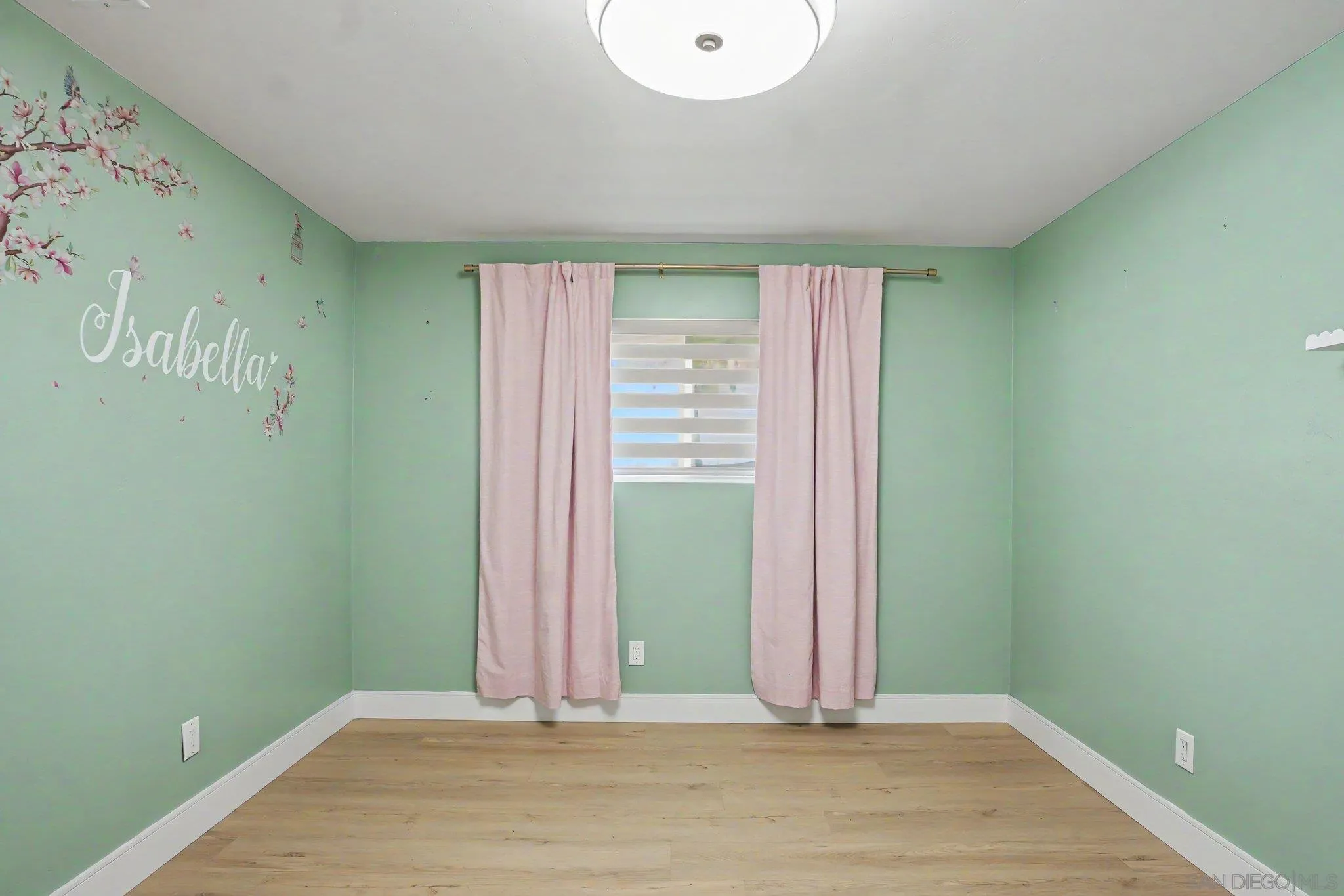 https://cdn.realtyfeed.com/cdn/127/260019596/437c5d3c049843d627f003b65a3d9d6f.webp