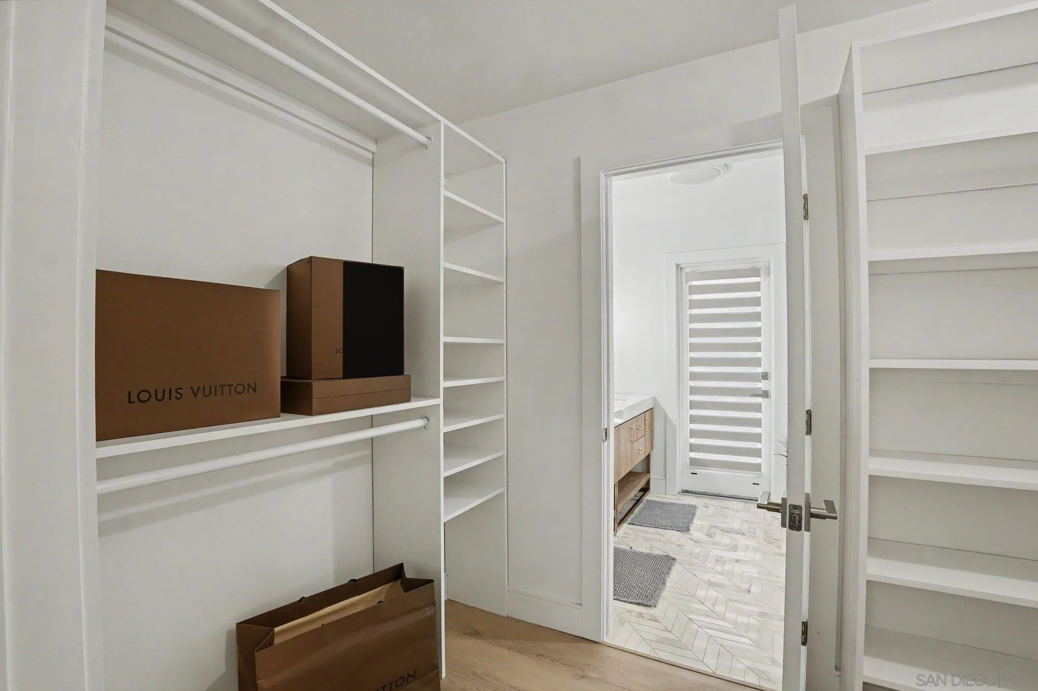 https://cdn.realtyfeed.com/cdn/127/260019596/9f41e875672e9768b7329abc06eba5ef.webp