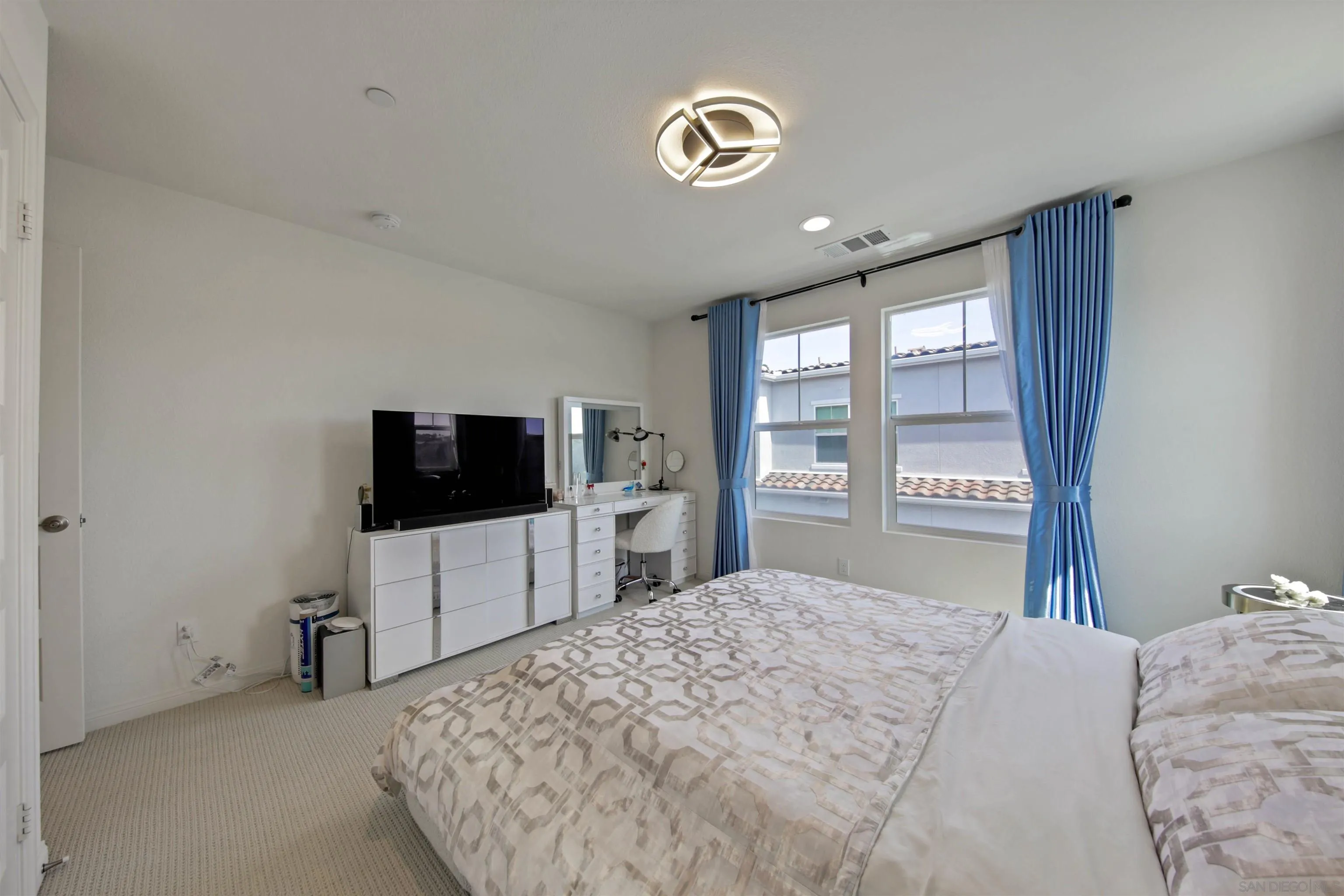 https://cdn.realtyfeed.com/cdn/127/260019618/dc7ebea851353cb0fad3518b3bec3f8e.webp