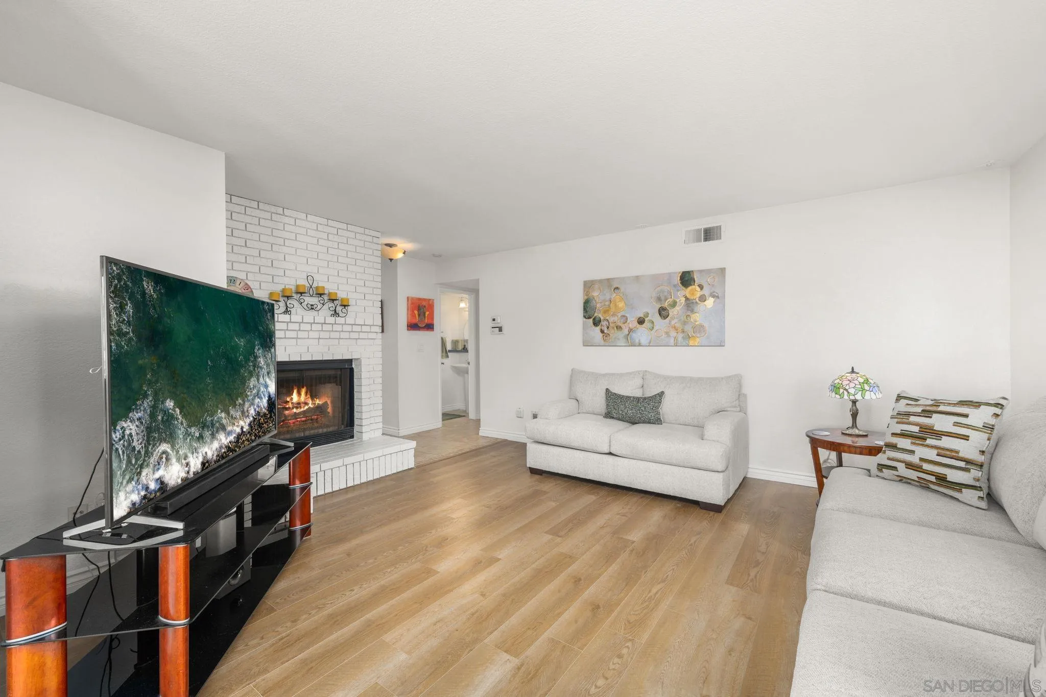 https://cdn.realtyfeed.com/cdn/127/260019622/491a328a2da04f039279fba2b0d40503.webp