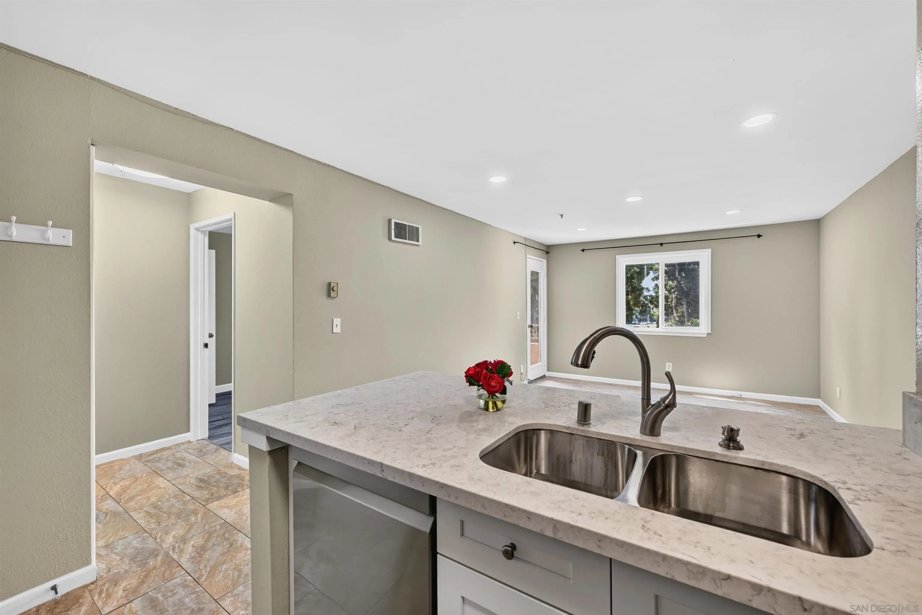 Photo #6: 260019631 Listing: Photo #6