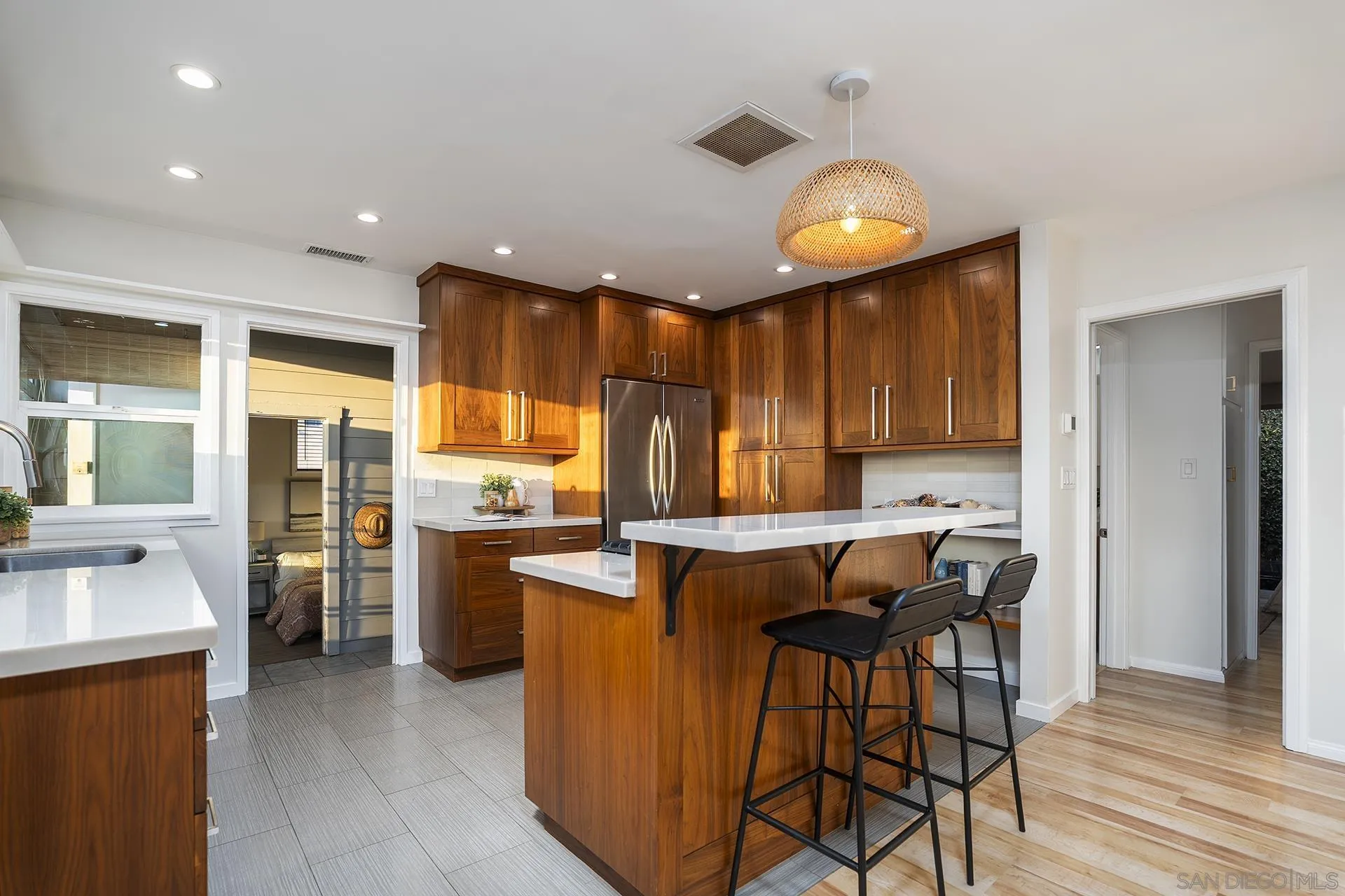 https://cdn.realtyfeed.com/cdn/127/260019633/0efe459cc88a44ea0ea2d1322eb85b28.webp