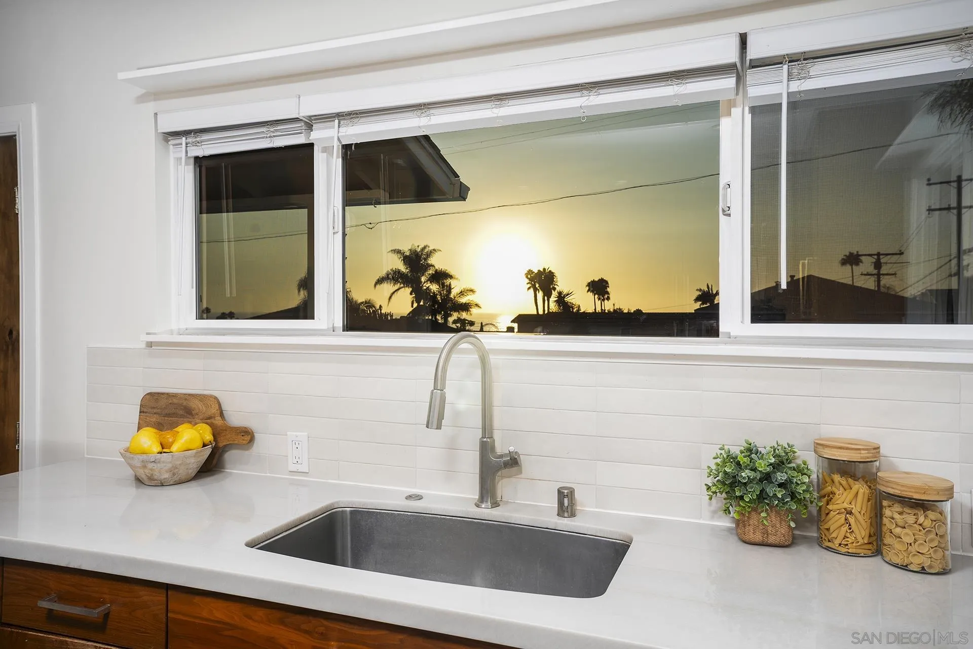 https://cdn.realtyfeed.com/cdn/127/260019633/d1f4c5d8de187411993b68ece76b014e.webp