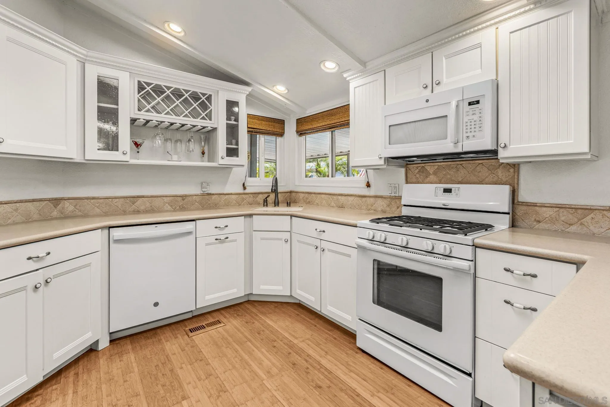 https://cdn.realtyfeed.com/cdn/127/260019638/24736b00e40dbec5e9c3b328d6945d3d.webp