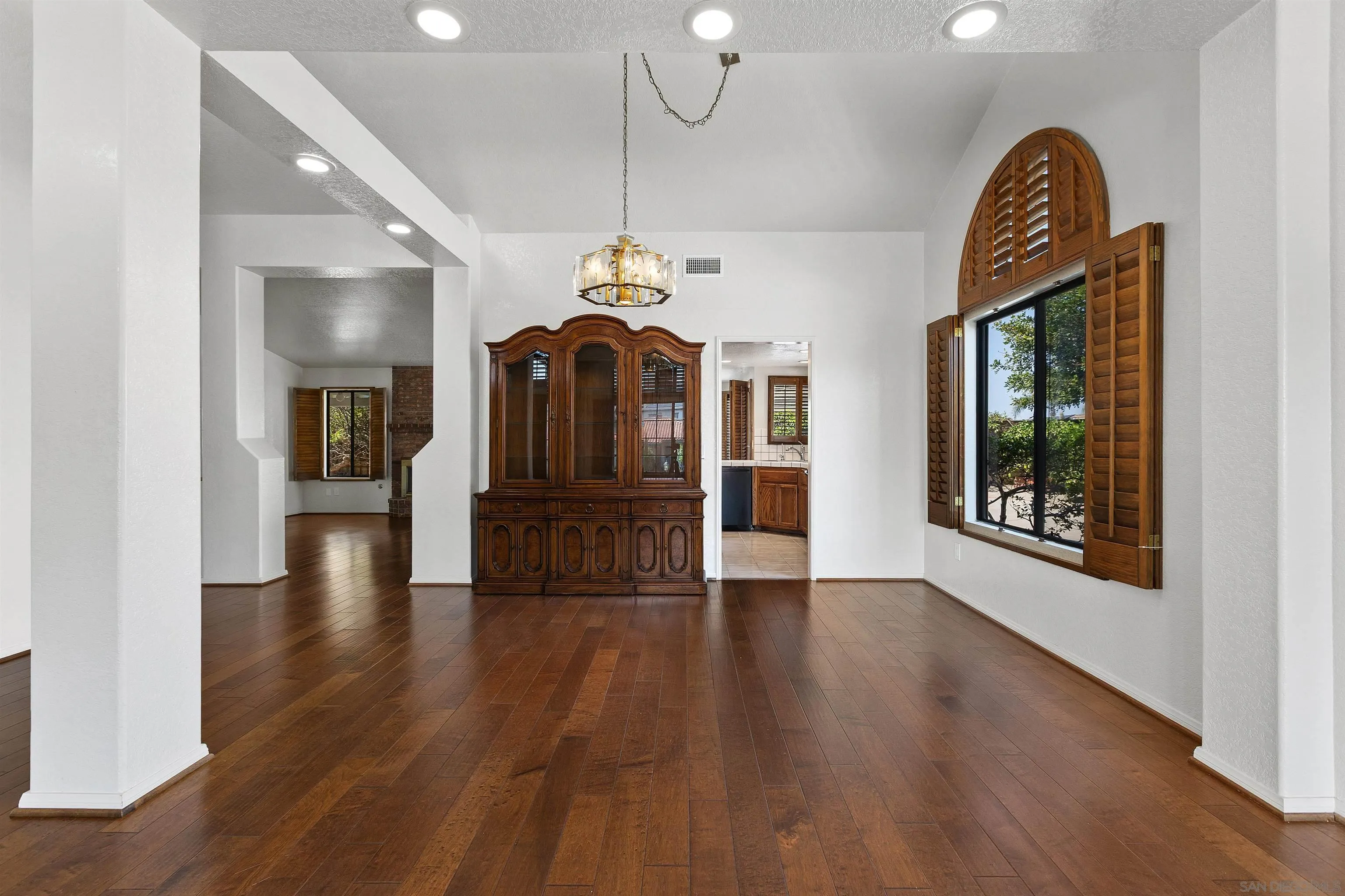 https://cdn.realtyfeed.com/cdn/127/260019644/339a8364dacc7d8826c99e6b26c11020.webp