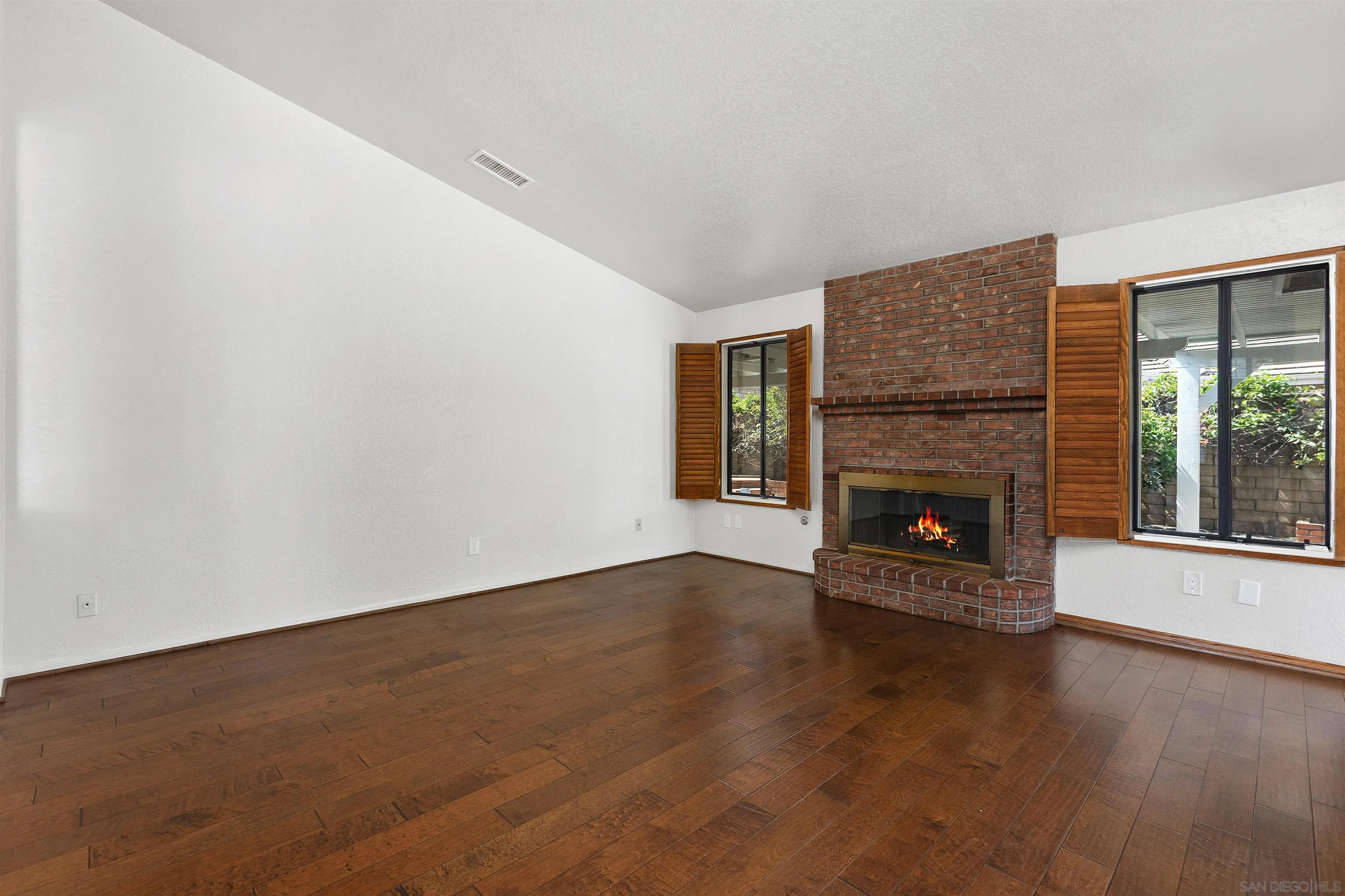 https://cdn.realtyfeed.com/cdn/127/260019644/542409183477e32d61cb07538b17c3be.webp