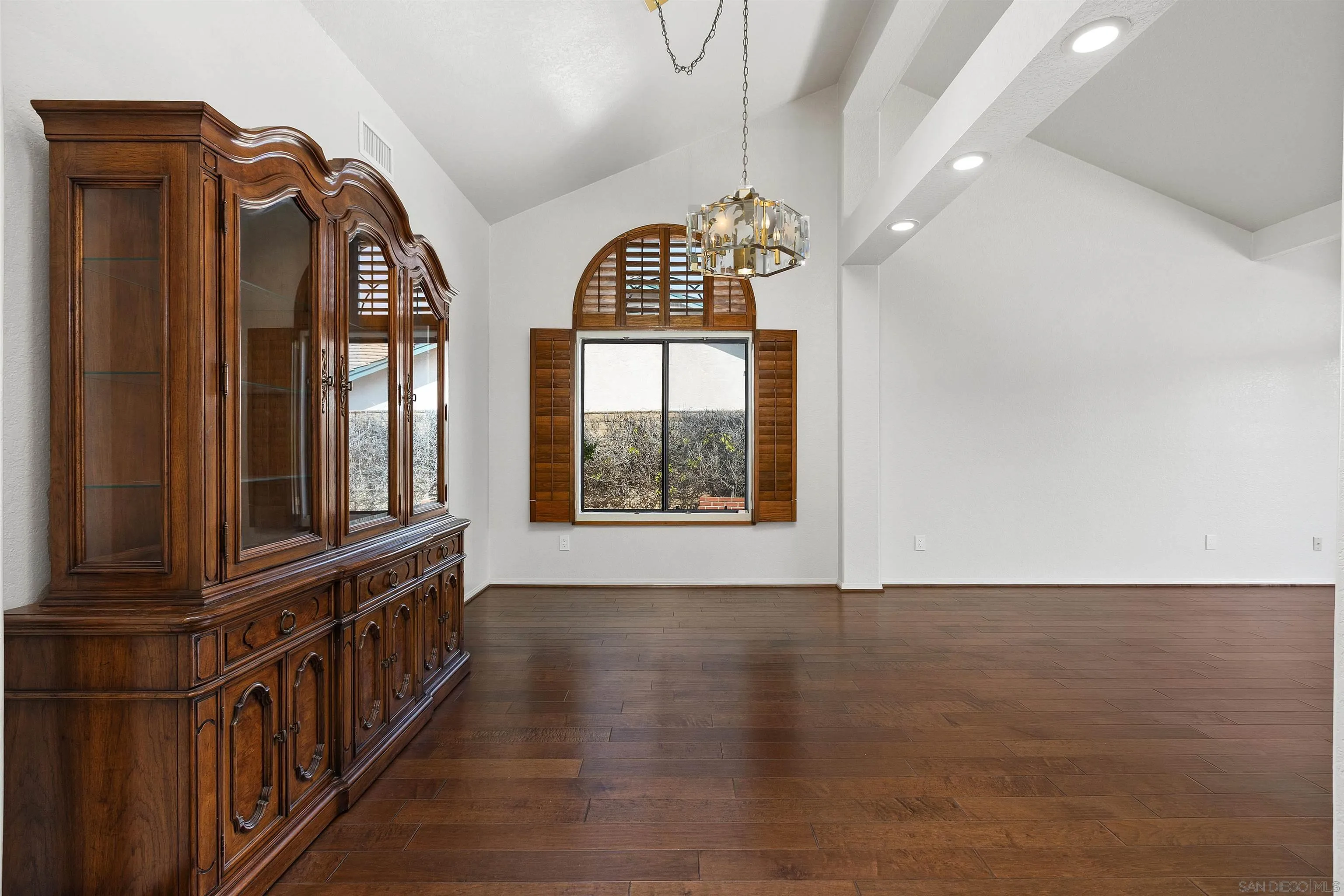 https://cdn.realtyfeed.com/cdn/127/260019644/8019c5108bd2de3d26cb552237057fd2.webp