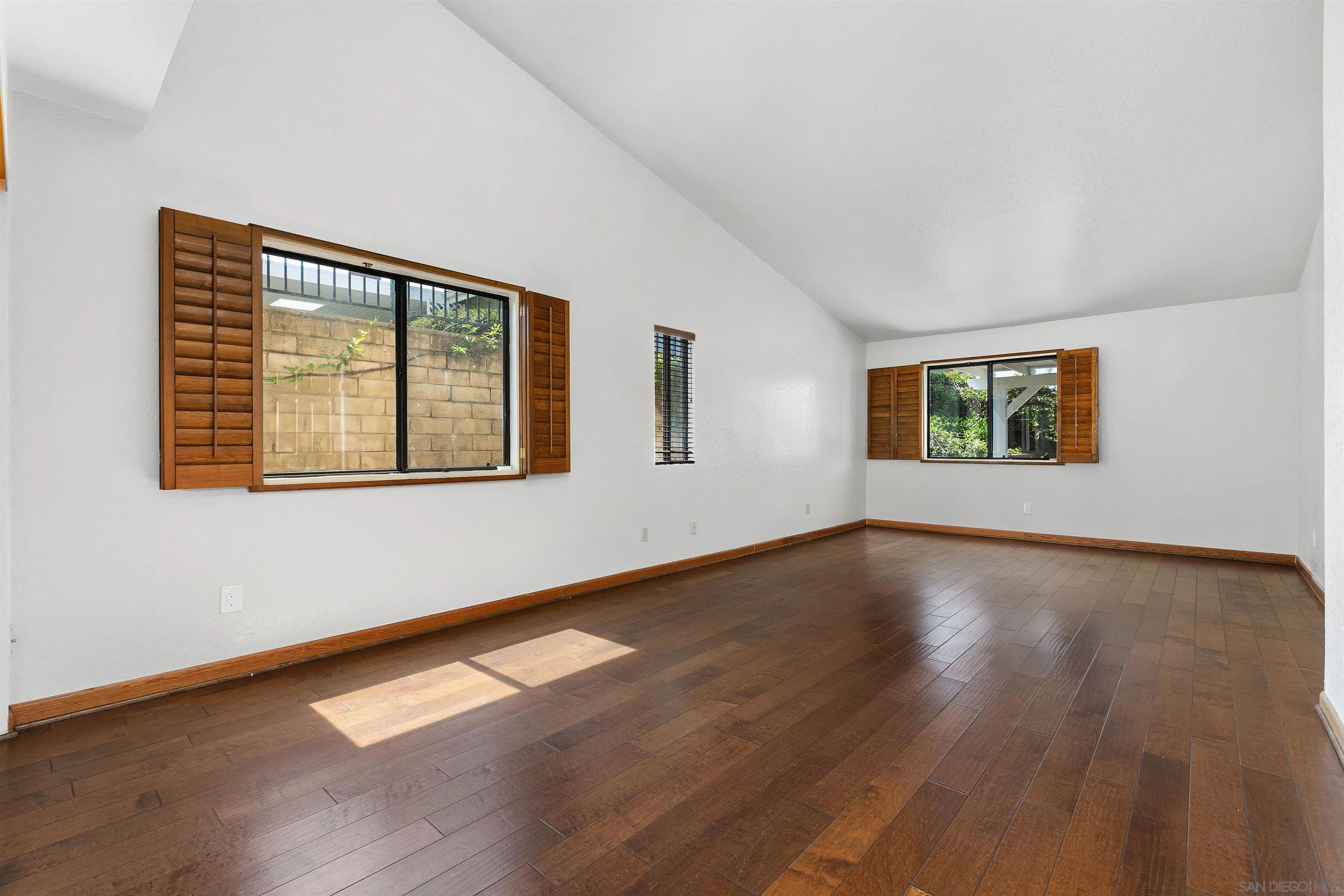 https://cdn.realtyfeed.com/cdn/127/260019644/a77b853709f918eb66ff4d4dff48446b.webp