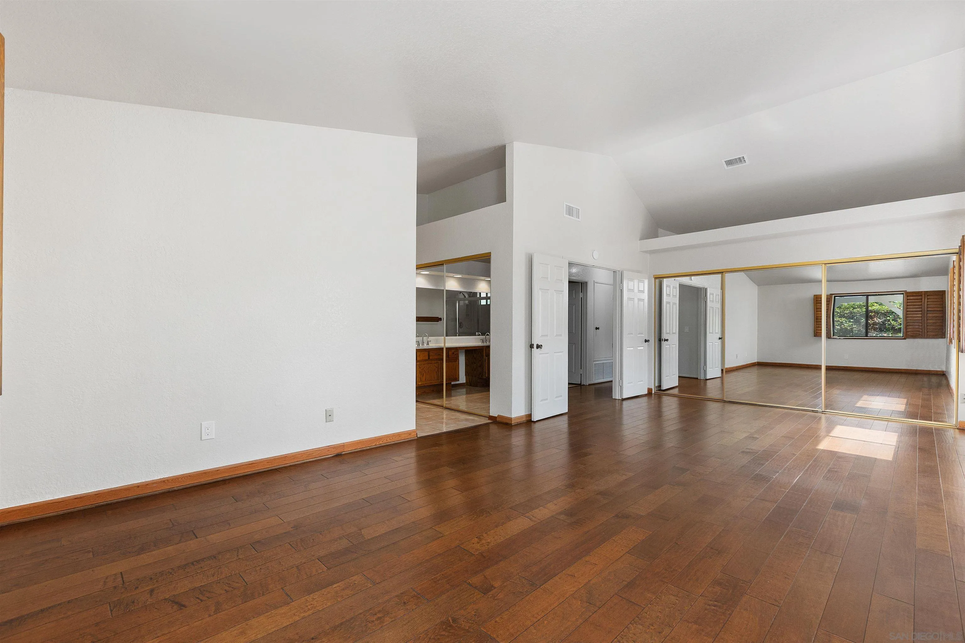 https://cdn.realtyfeed.com/cdn/127/260019644/c7be7cf1141a62d5be83952d3a68f4ff.webp