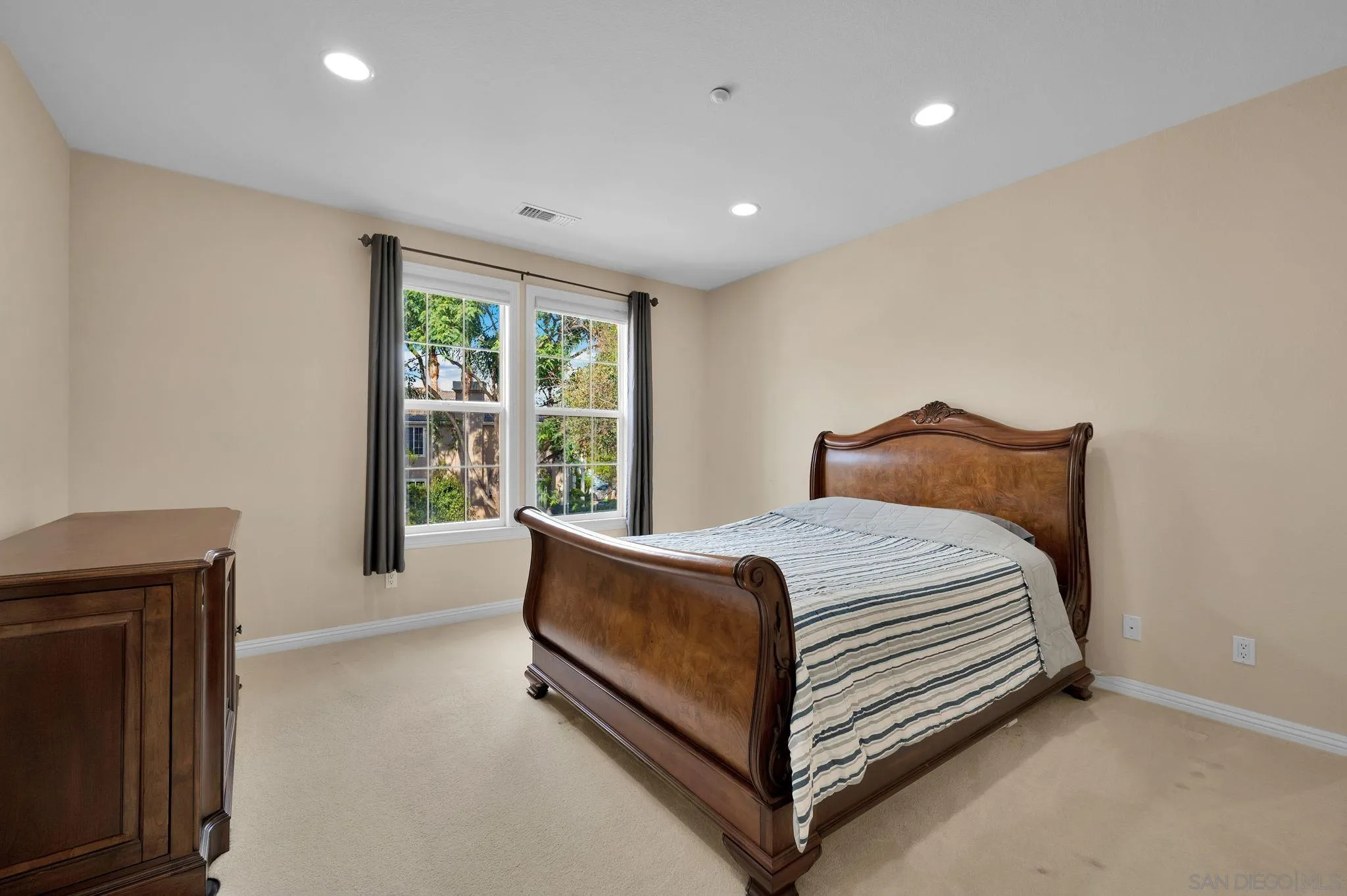 https://cdn.realtyfeed.com/cdn/127/260019645/109ae2f9d342c3ee3f485abf424cfbb0.webp