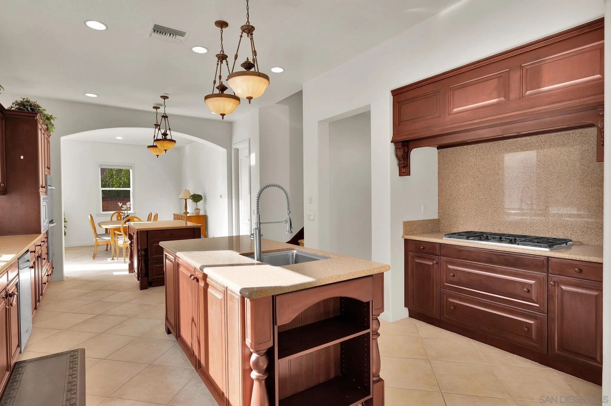 https://cdn.realtyfeed.com/cdn/127/260019645/39cbf57f5cac2f613cc6966482826706.webp